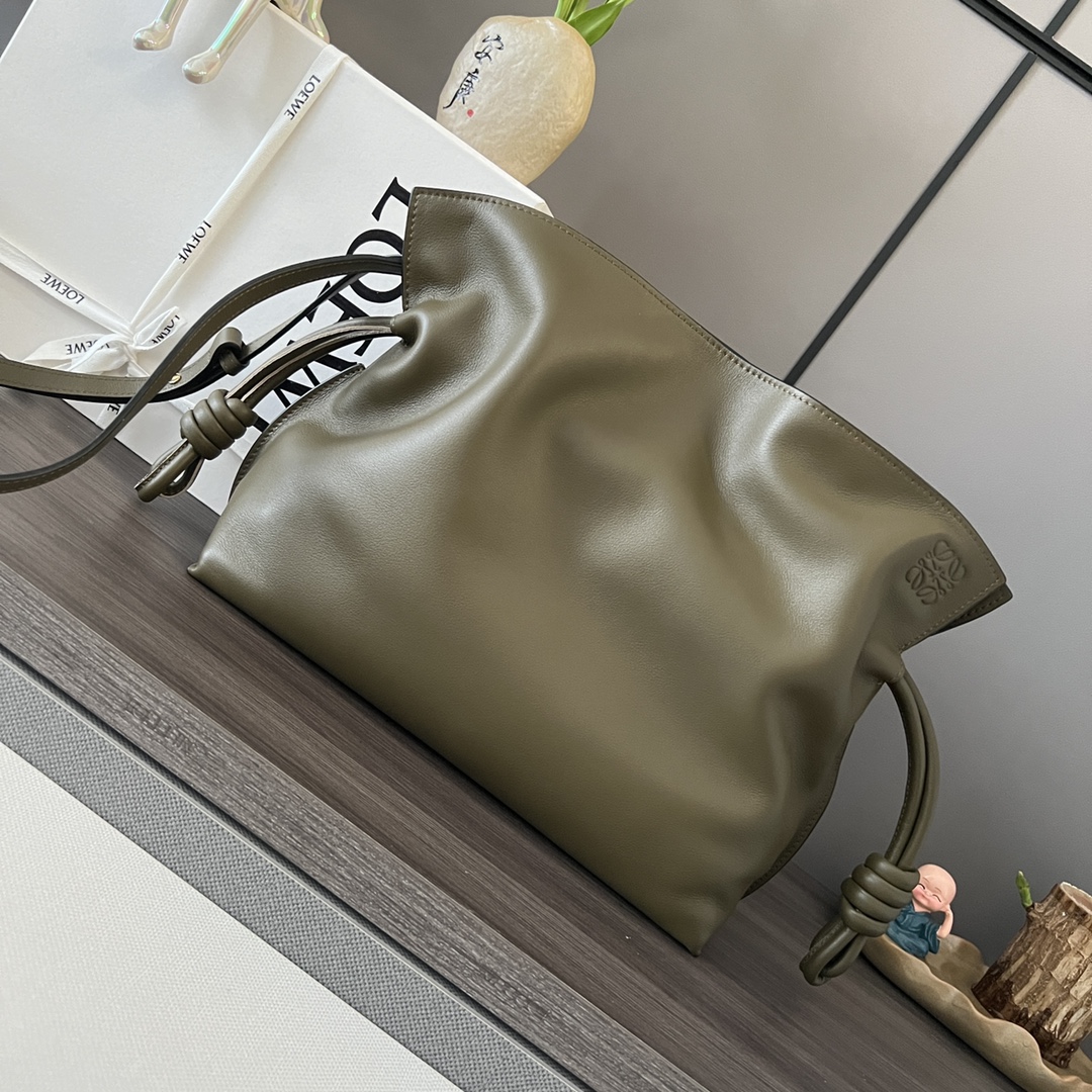 NO:617982,Lw Flamenco's upgraded version of the lucky bag series is tightened with drawstrings and tied with the iconic coiled knot. It is made of high-quality soft calfskin. 'Shoulder, cross-body or hand carry*Detachable and adjustable shoulder strap*Plain magnetic buckle closure. Gold suede lining*Anag ram embossed. Model 10856 Large Size: 30*24.5*10.5cm (with full package), Flamenco  Lucky bag (medium size) Flamenco lucky bag (medium size), cowhide19860909Lw Flamenco 升级版福袋系列到货采用拉绳收紧 并打上标志性的盘绕结 选用优质柔软小牛皮 “肩背 斜挎或手拿*可拆卸和可调式肩带*朴素的磁扣开合 金色绒面革衬里*Anag ram 压纹 型号10856大号Size:30*24.5*10.5cm（配全套包装）,Flamenco 福袋（中号）Flamenco福袋（中号）,cowhide,Bag