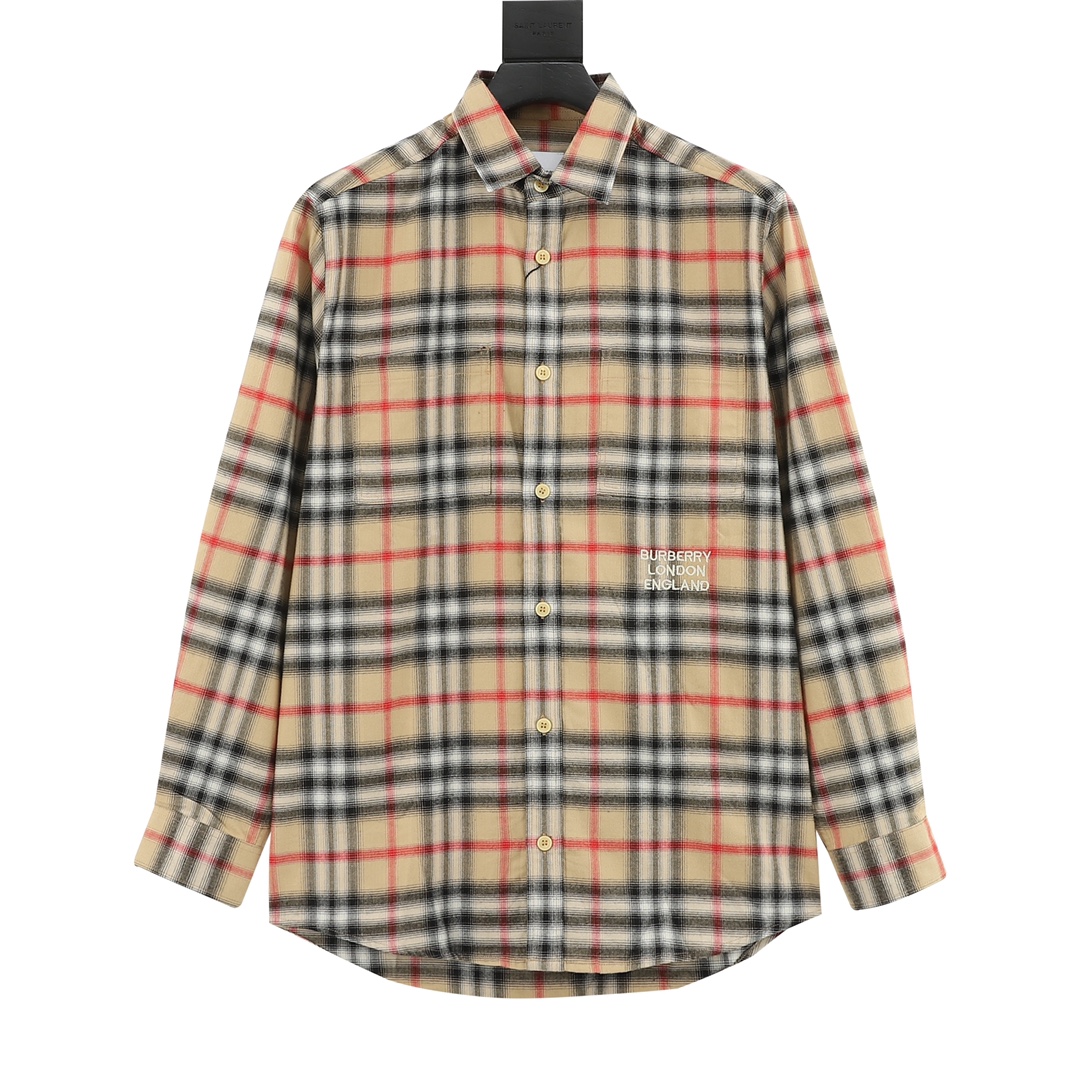 Burberry/巴宝莉 格纹刺绣字母长袖衬衫 BBR品牌最具代表性经典条纹衬衣，专柜畅销款。面料采用双股80支梭织斜纹面料，格纹对位，纱线定织定染，门襟、袖口为隐形织带，织带纽扣全部订做，每个独立的尺码都是定位裁片，…