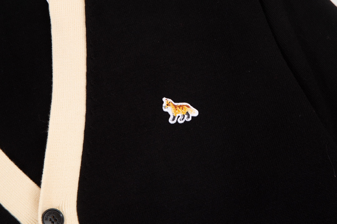 Maison Kitsuné 2023 Classic Autumn Fox Embroidery V-Neck Shirts Overview - 图片 7
