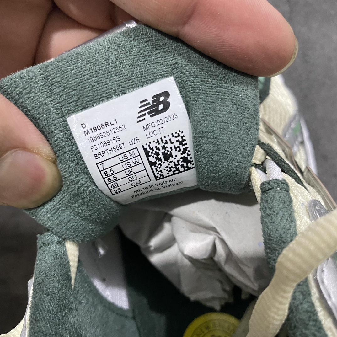 图片[7]-【M版纯原】新百伦NB New Balance M1906RL1 白绿 全套原楦原纸板原厂数据开发 进口三明治网面 原装进口皮料正确绒感卡色 正确中底拉帮中底网布细节 原厂标裁 带紫光防伪 定制后跟透明水晶模块 冲裁组合 大底贴合程度胶水上色把控完美 整洁度挑战全网艺术家 多道序QC把关品质完善 匠心打造 耗时两个月开发完成 工艺极其复杂难度可想而知 新开独立私模大底 全网唯一正确六层组合大底 高端零售专供产物Size：36 37 37.5 38 38.5 39 40 40.5 41 42 42.5 43 44 45.5 46.5 47-莆田鞋批发中心