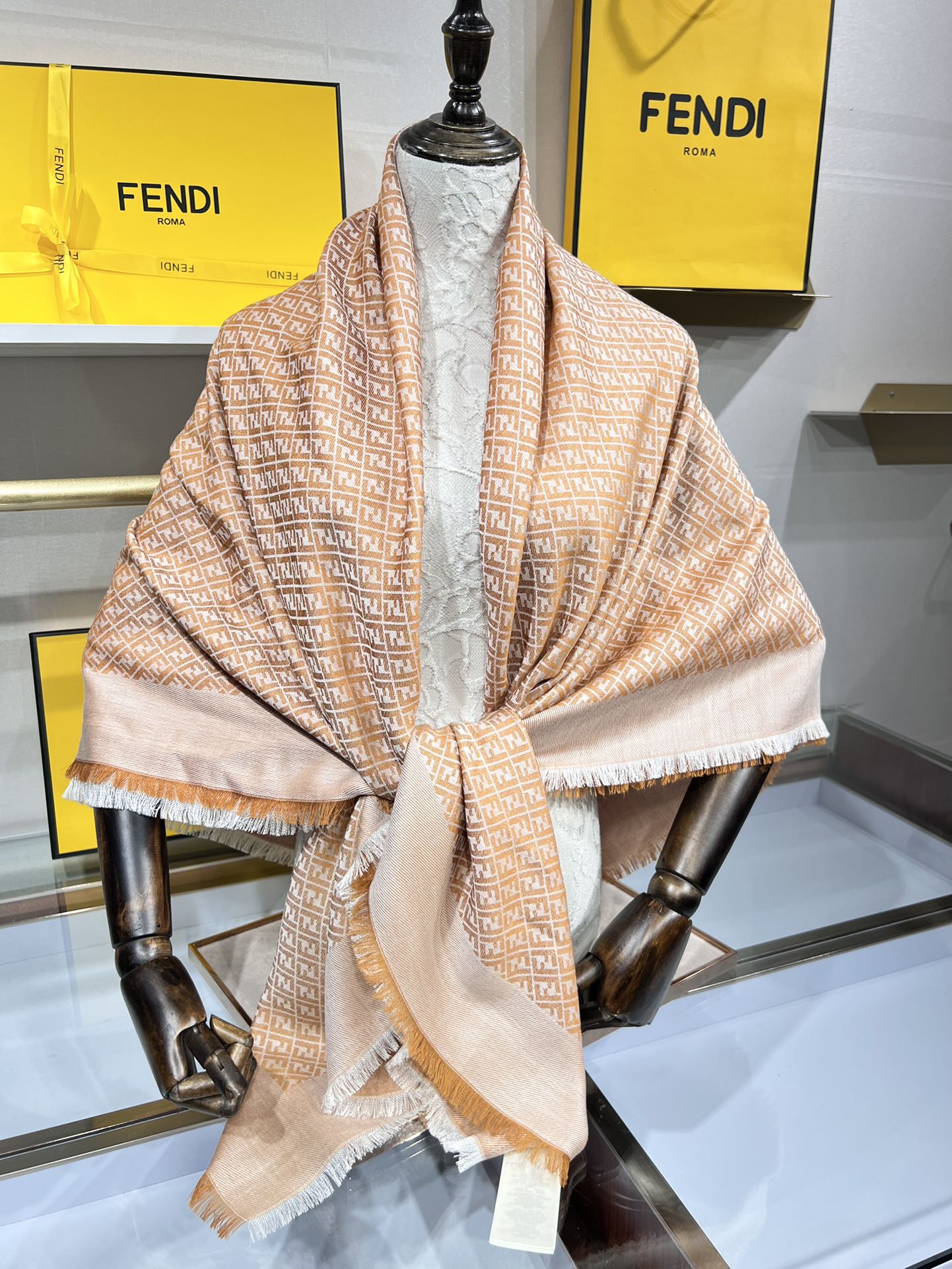 💟诠释什么叫高端顶奢产品～～丝十羊毛方巾Fendi  卓尔不凡，高级有气场！！】非常抬人！永远加分的F秋