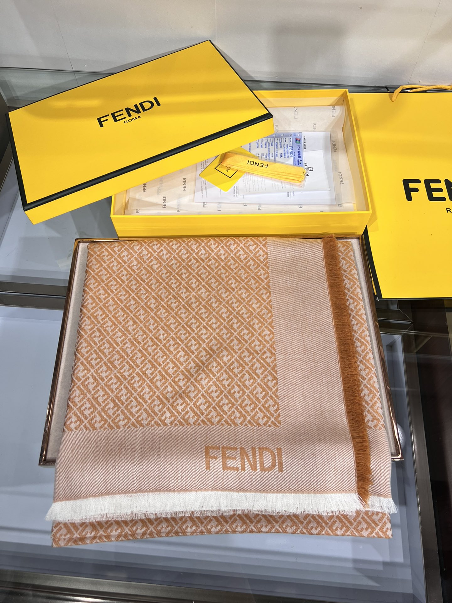 💟诠释什么叫高端顶奢产品～～丝十羊毛方巾Fendi  卓尔不凡，高级有气场！！】非常抬人！永远加分的F秋
