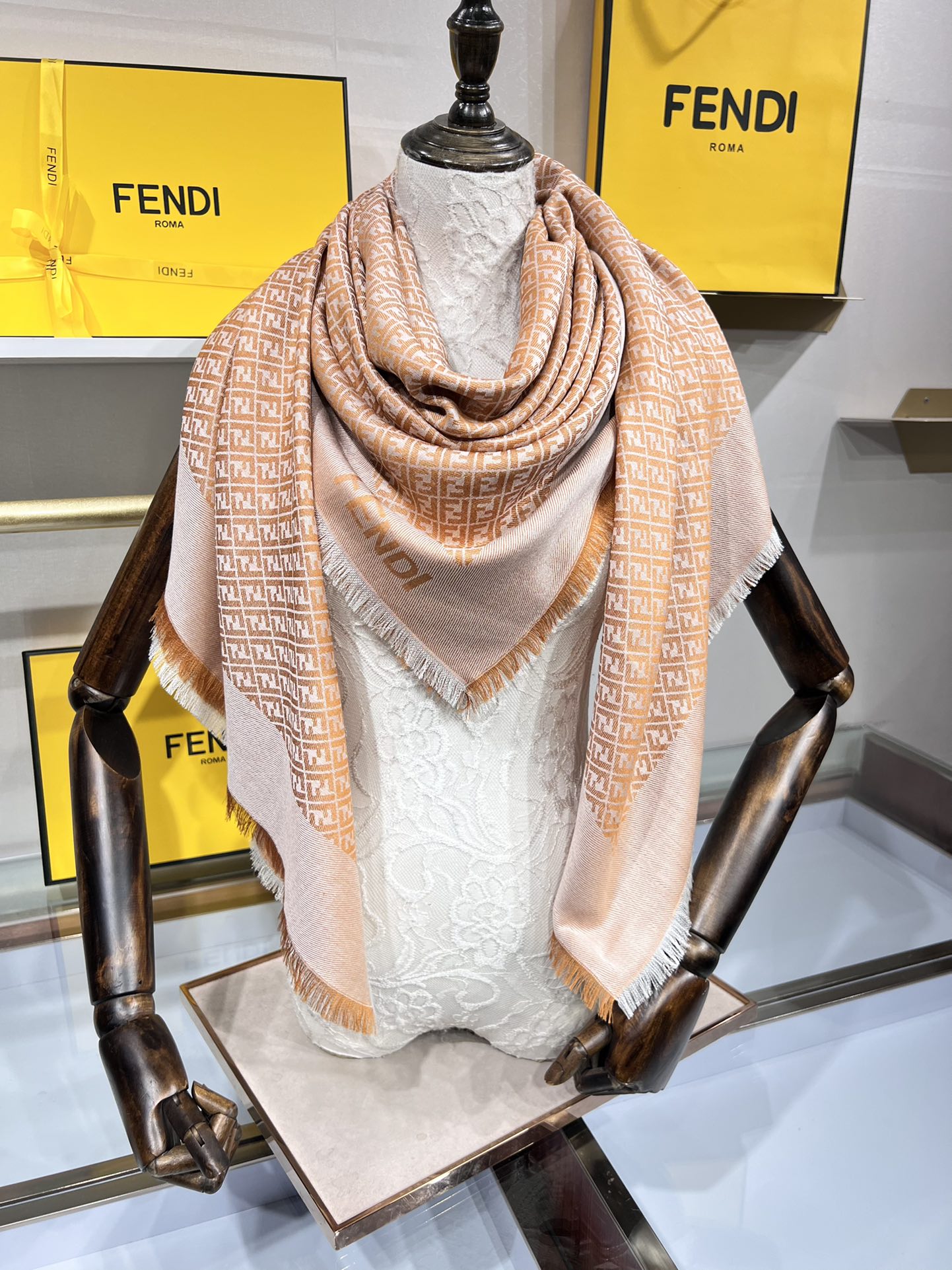 💟诠释什么叫高端顶奢产品～～丝十羊毛方巾Fendi  卓尔不凡，高级有气场！！】非常抬人！永远加分的F秋