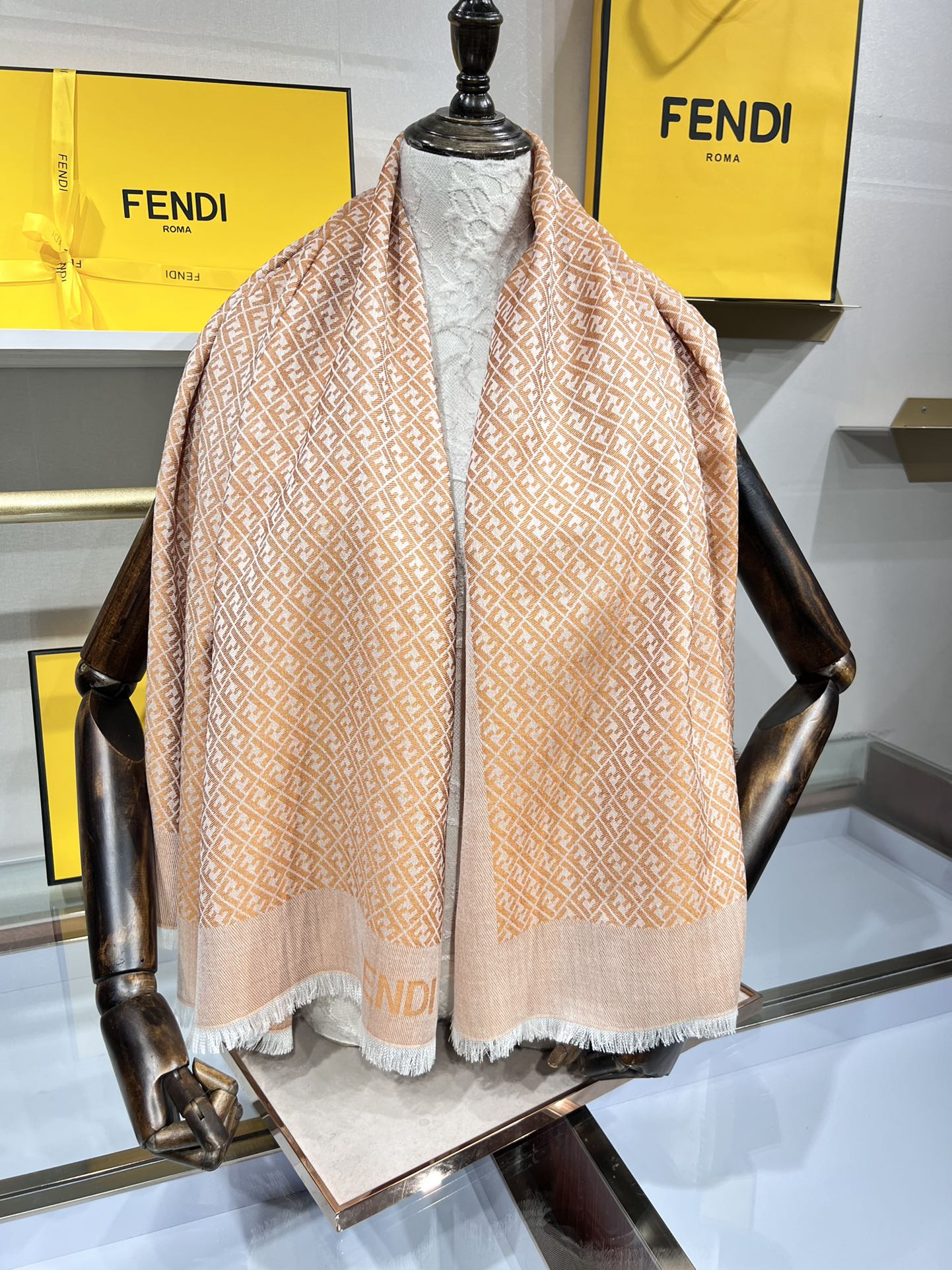 💟诠释什么叫高端顶奢产品～～丝十羊毛方巾Fendi  卓尔不凡，高级有气场！！】非常抬人！永远加分的F秋