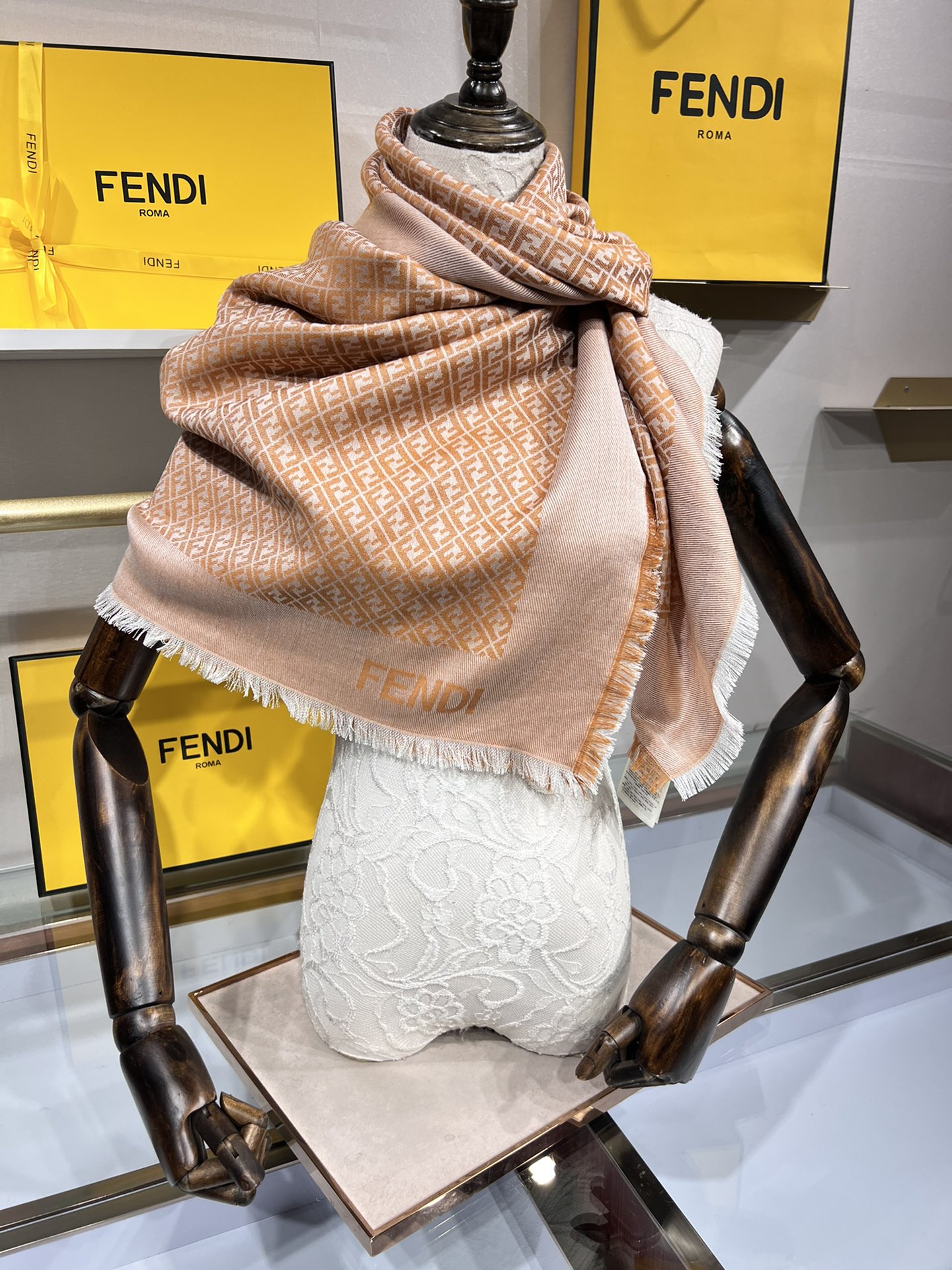 💟诠释什么叫高端顶奢产品～～丝十羊毛方巾Fendi  卓尔不凡，高级有气场！！】非常抬人！永远加分的F秋
