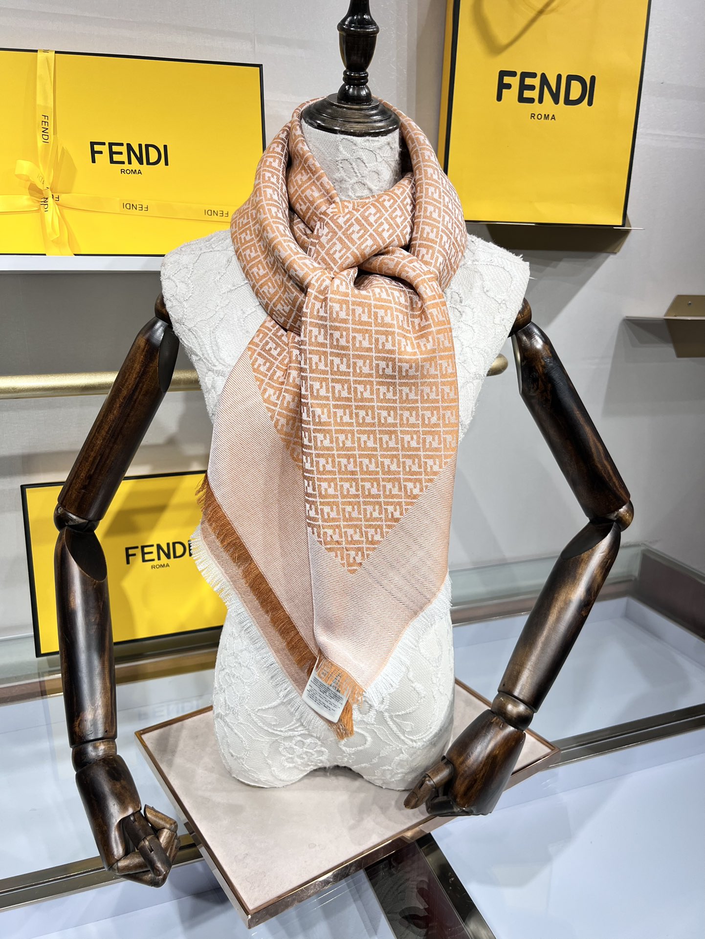 💟诠释什么叫高端顶奢产品～～丝十羊毛方巾Fendi  卓尔不凡，高级有气场！！】非常抬人！永远加分的F秋
