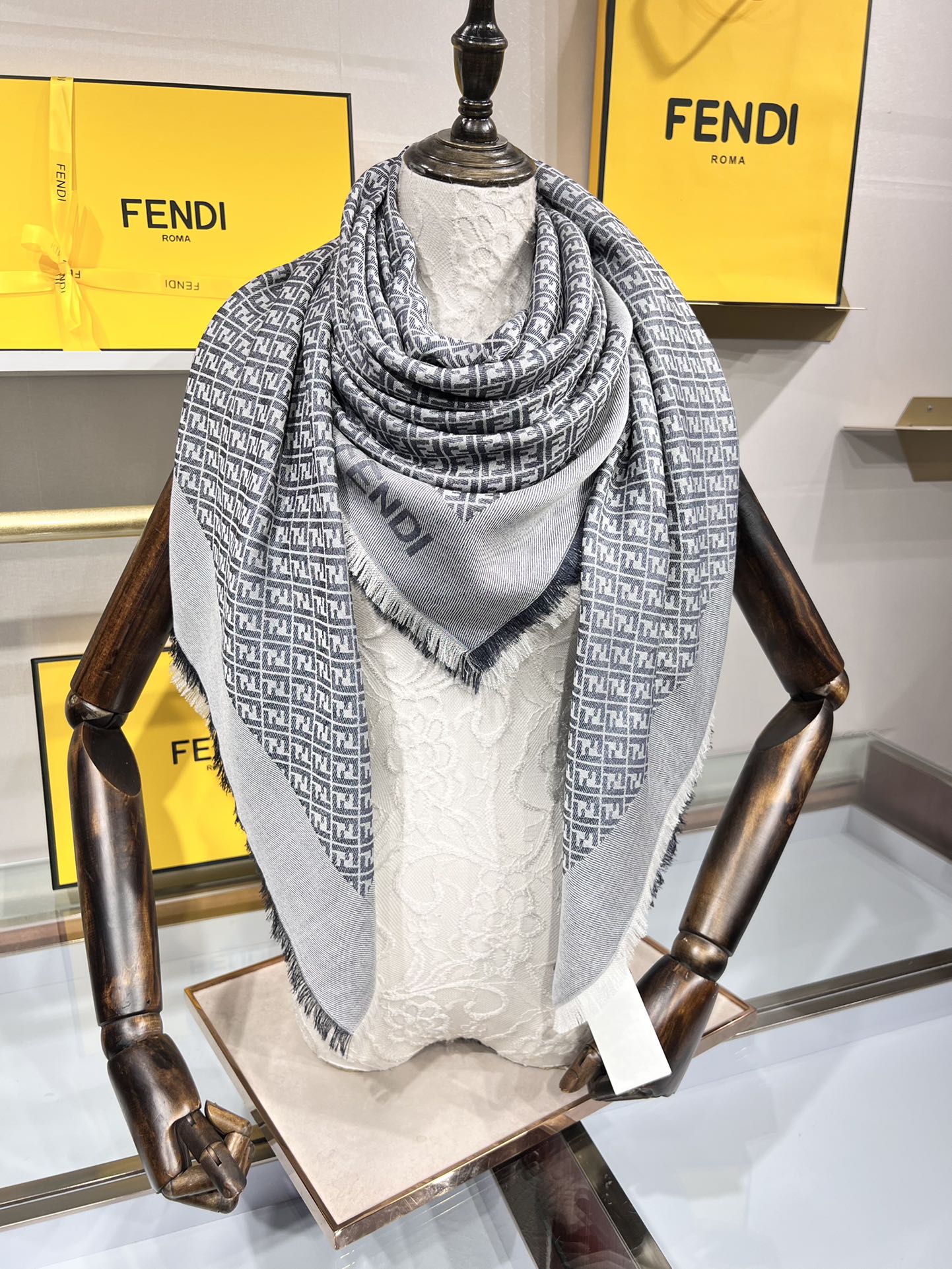 💟诠释什么叫高端顶奢产品～～丝十羊毛方巾Fendi  卓尔不凡，高级有气场！！】非常抬人！永远加分的F秋
