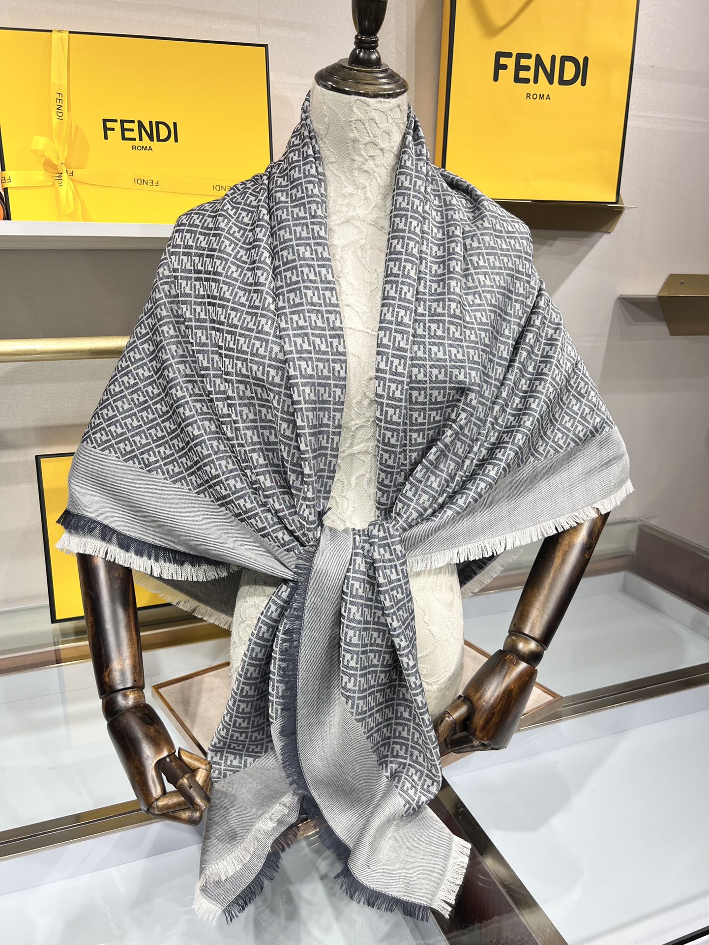 💟诠释什么叫高端顶奢产品～～丝十羊毛方巾Fendi  卓尔不凡，高级有气场！！】非常抬人！永远加分的F秋