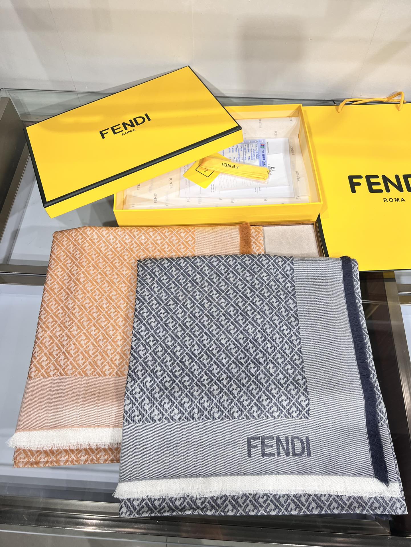 💟诠释什么叫高端顶奢产品～～丝十羊毛方巾Fendi  卓尔不凡，高级有气场！！】非常抬人！永远加分的F秋