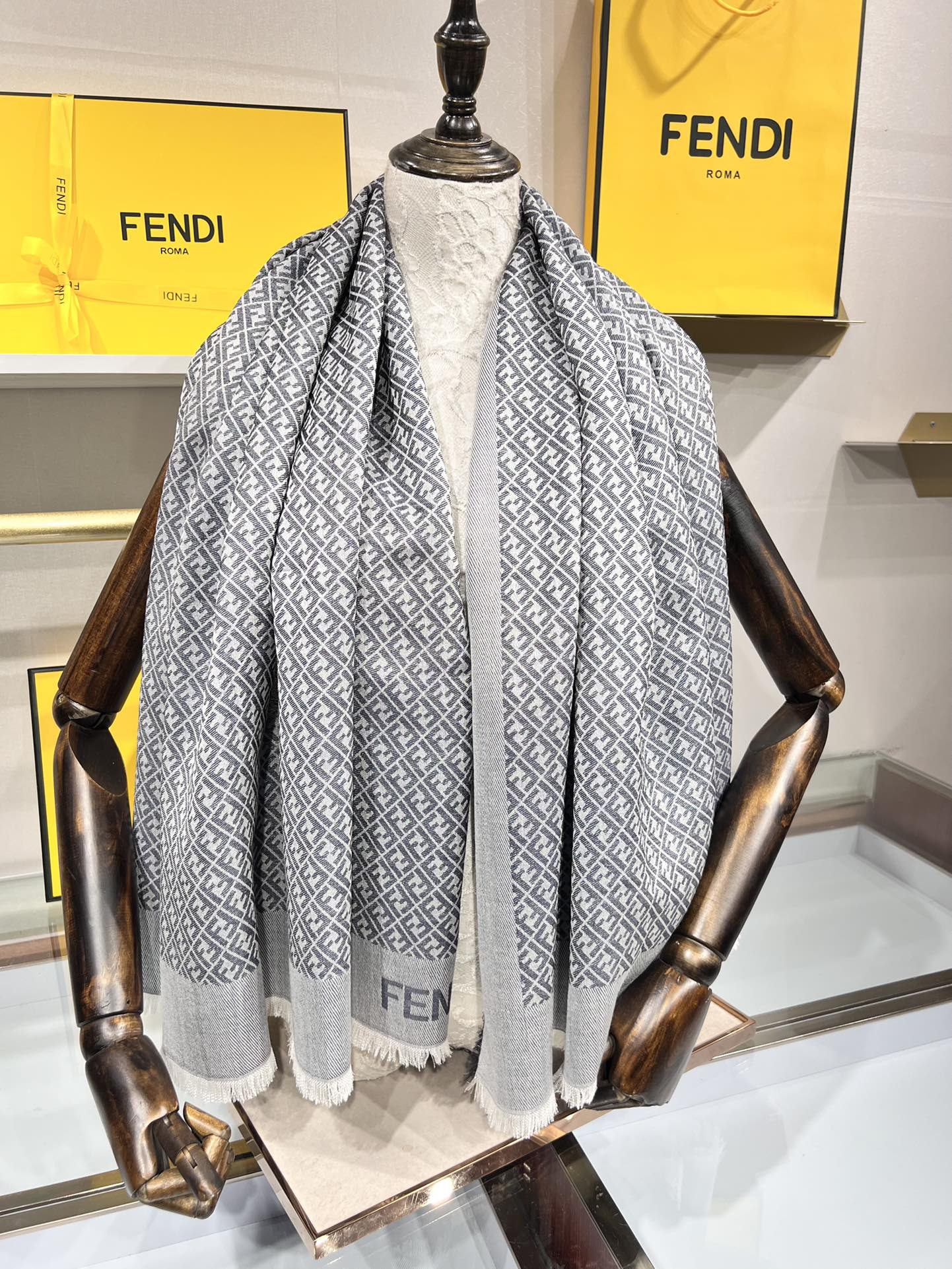 💟诠释什么叫高端顶奢产品～～丝十羊毛方巾Fendi  卓尔不凡，高级有气场！！】非常抬人！永远加分的F秋