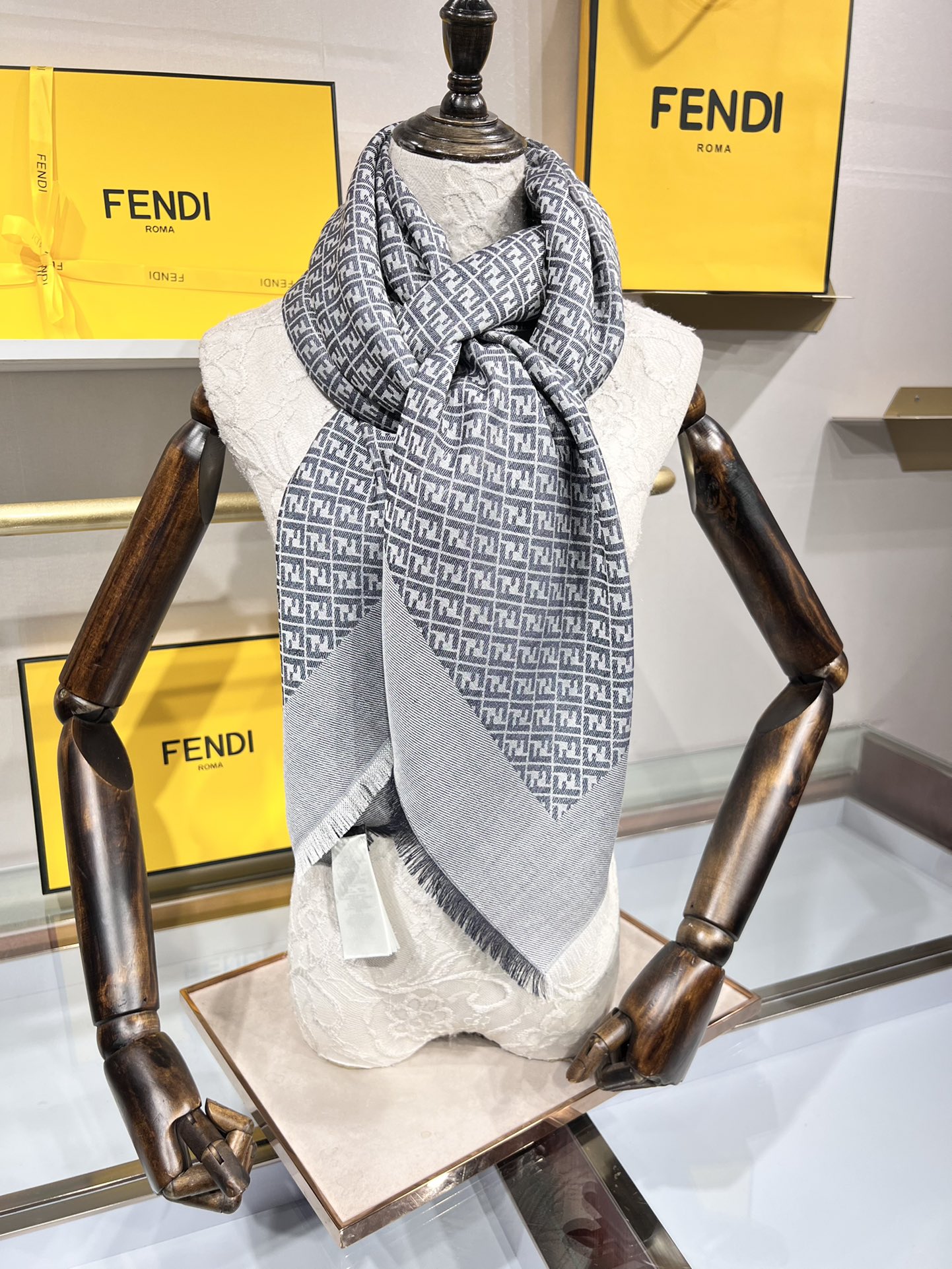 💟诠释什么叫高端顶奢产品～～丝十羊毛方巾Fendi  卓尔不凡，高级有气场！！】非常抬人！永远加分的F秋