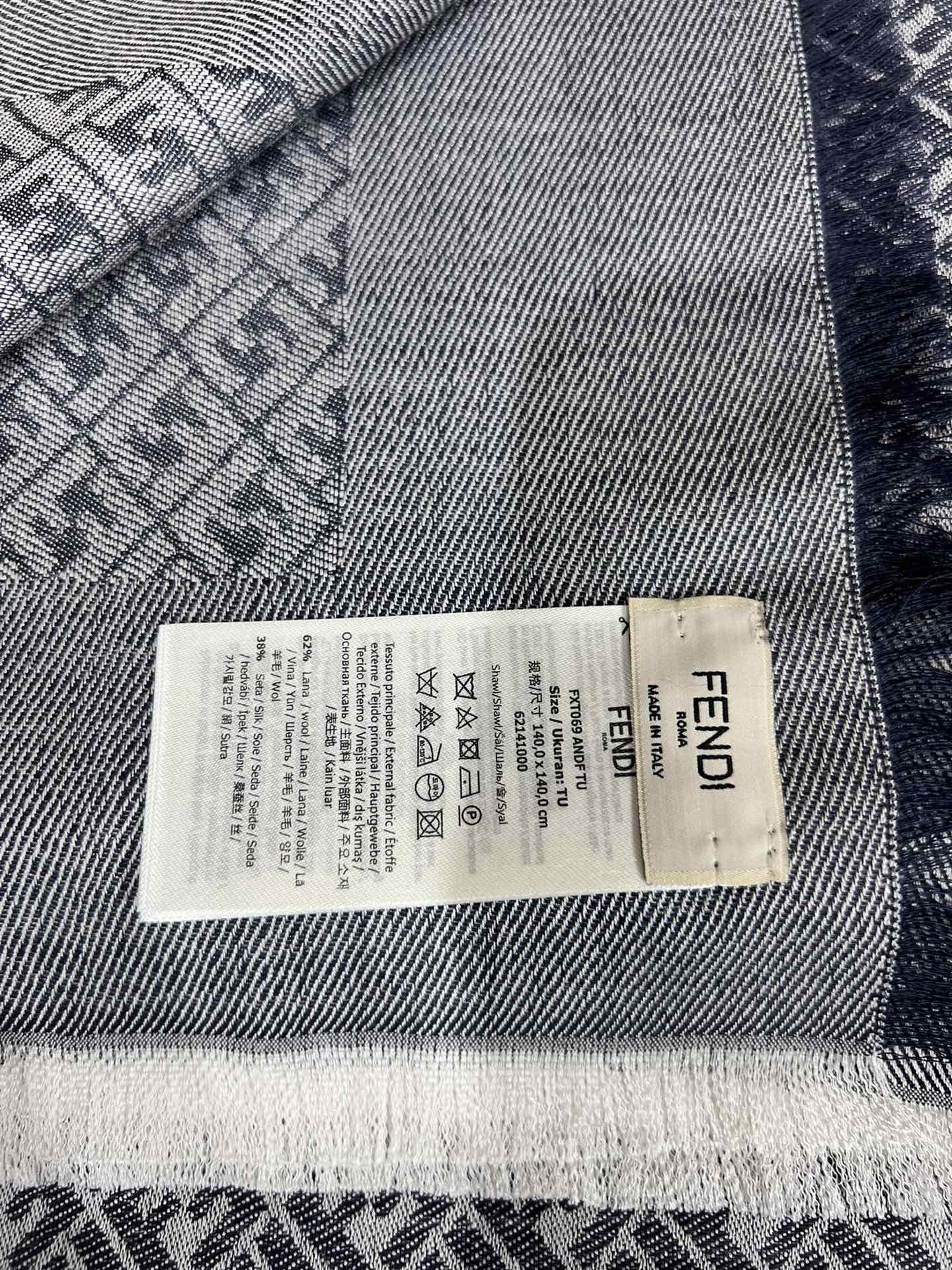 💟诠释什么叫高端顶奢产品～～丝十羊毛方巾Fendi  卓尔不凡，高级有气场！！】非常抬人！永远加分的F秋