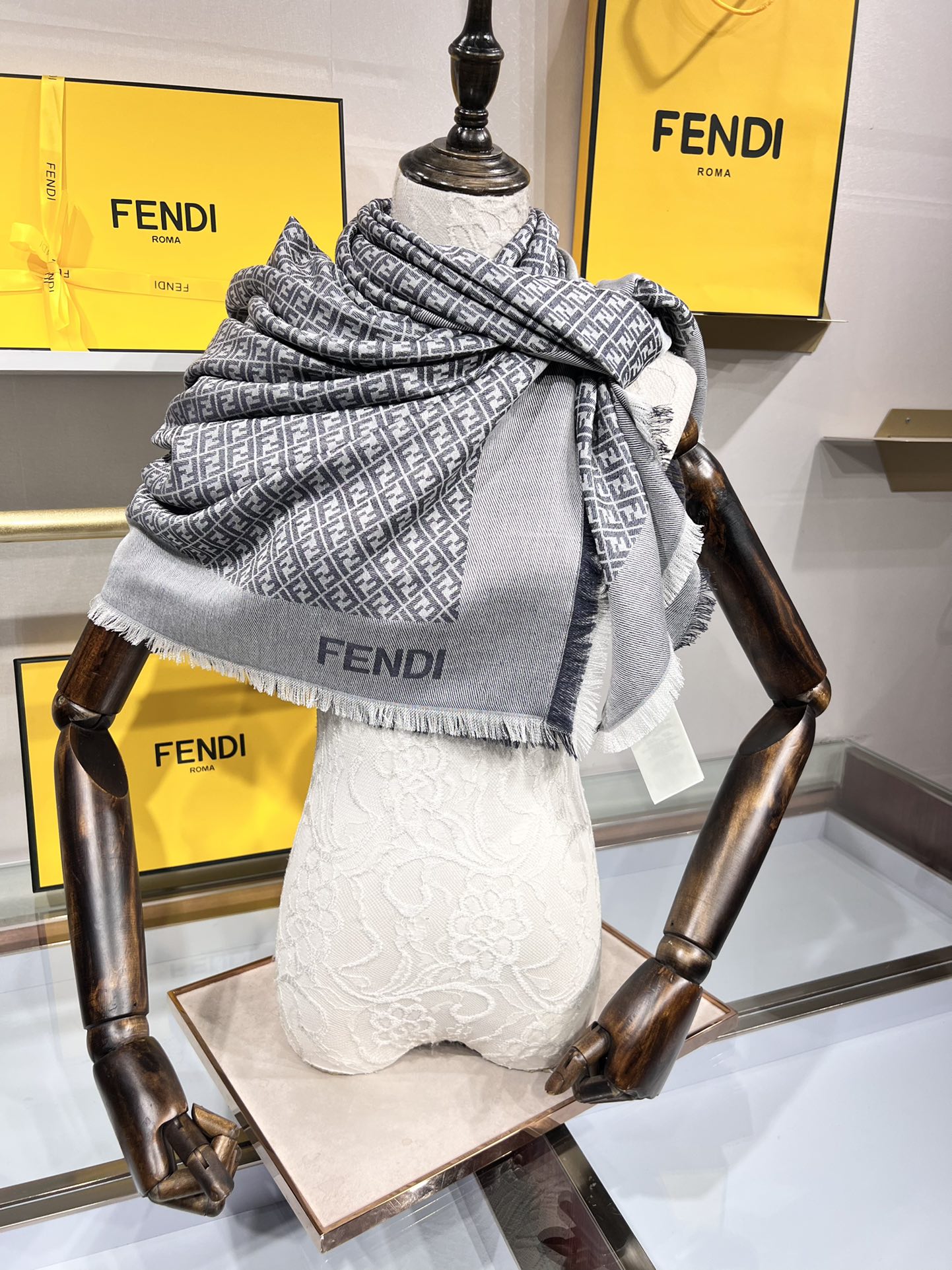 💟诠释什么叫高端顶奢产品～～丝十羊毛方巾Fendi  卓尔不凡，高级有气场！！】非常抬人！永远加分的F秋