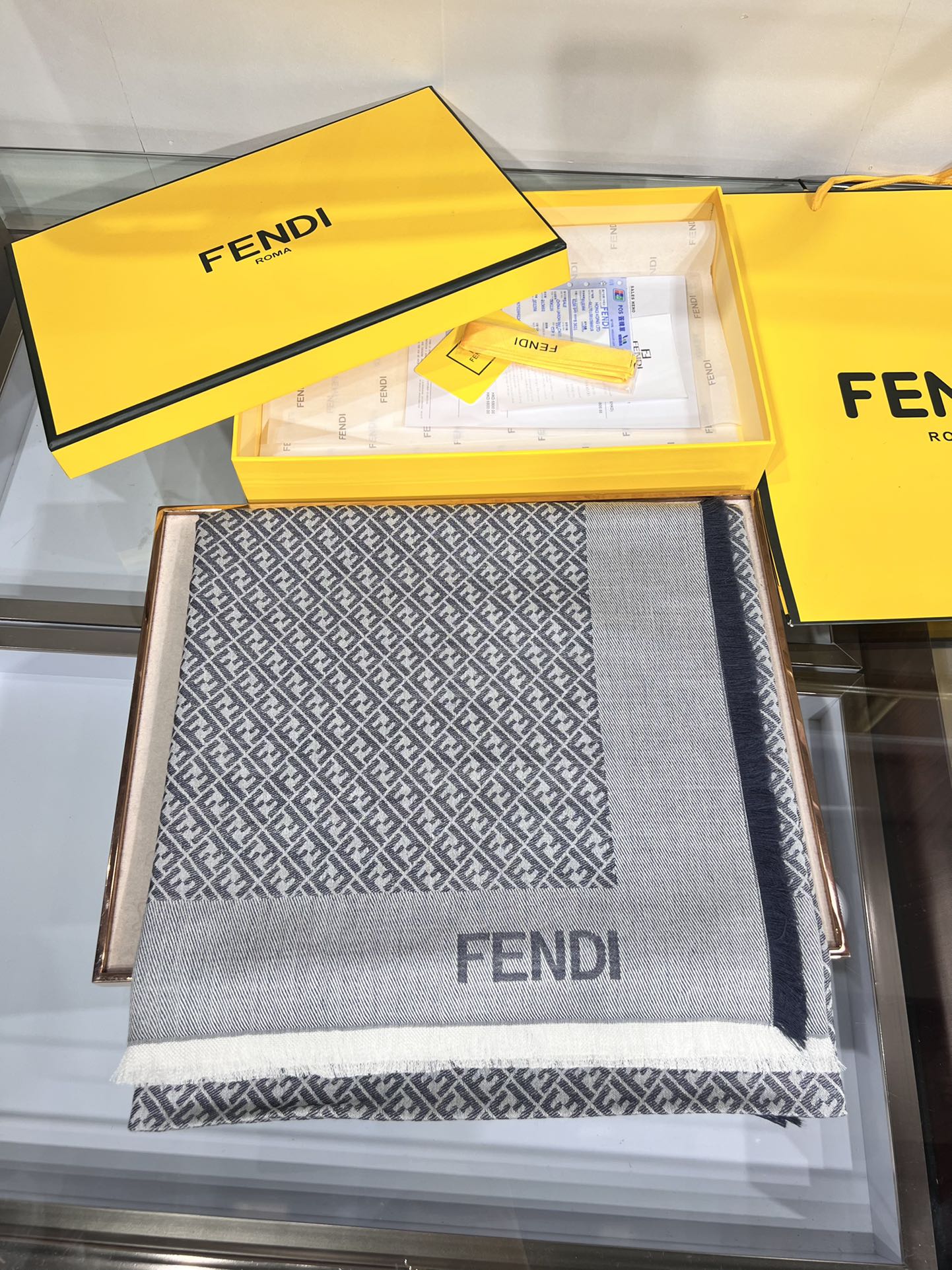 💟诠释什么叫高端顶奢产品～～丝十羊毛方巾Fendi  卓尔不凡，高级有气场！！】非常抬人！永远加分的F秋
