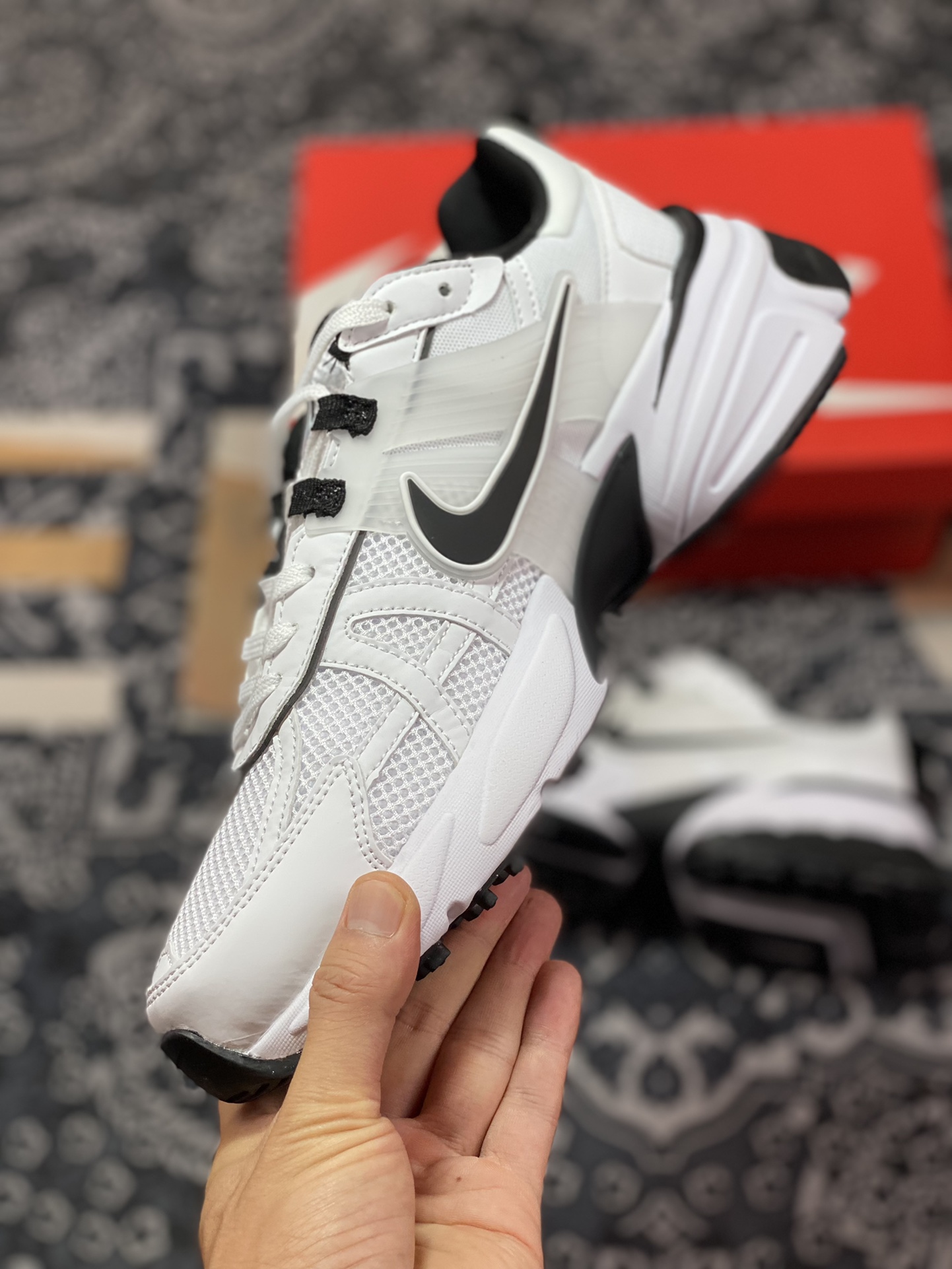 Nike Wmns V2K Runtekk Low ”White/Black” Retro Trend Series Running Shoes ”White and Black” FD0736-010