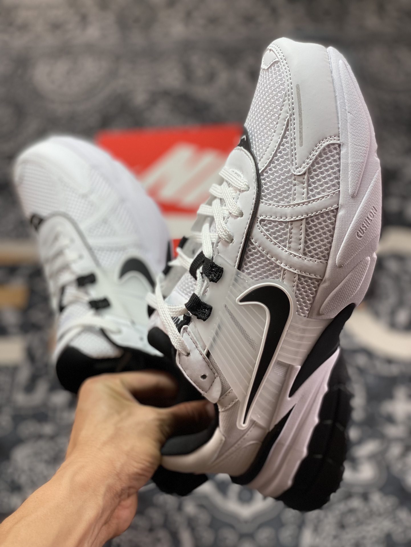 220 Nike Wmns V2K Runtekk Low”White/Black“复古潮系列慢跑鞋“白黑” FD0736-010