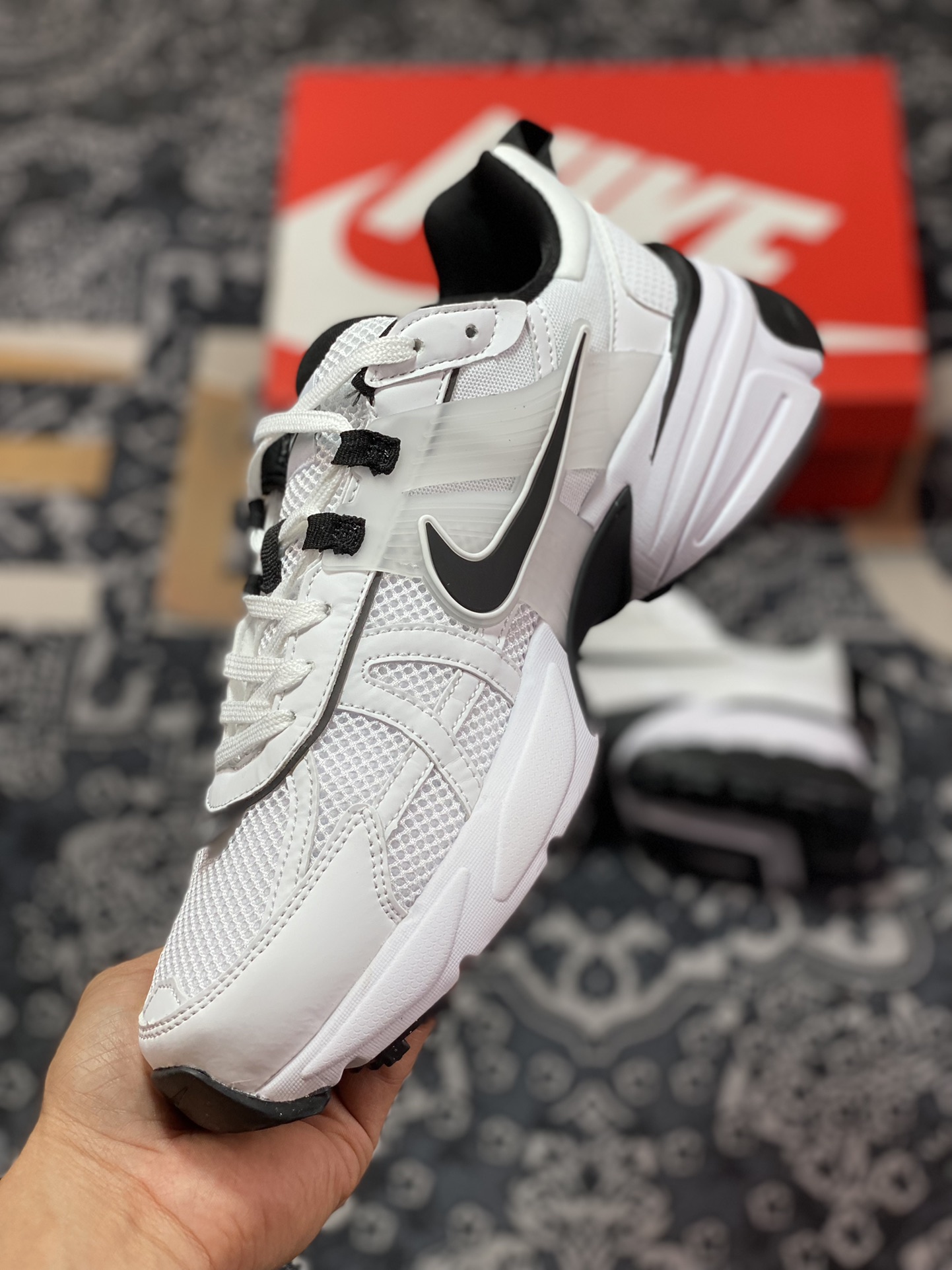 Nike Wmns V2K Runtekk Low ”White/Black” Retro Trend Series Running Shoes ”White and Black” FD0736-010