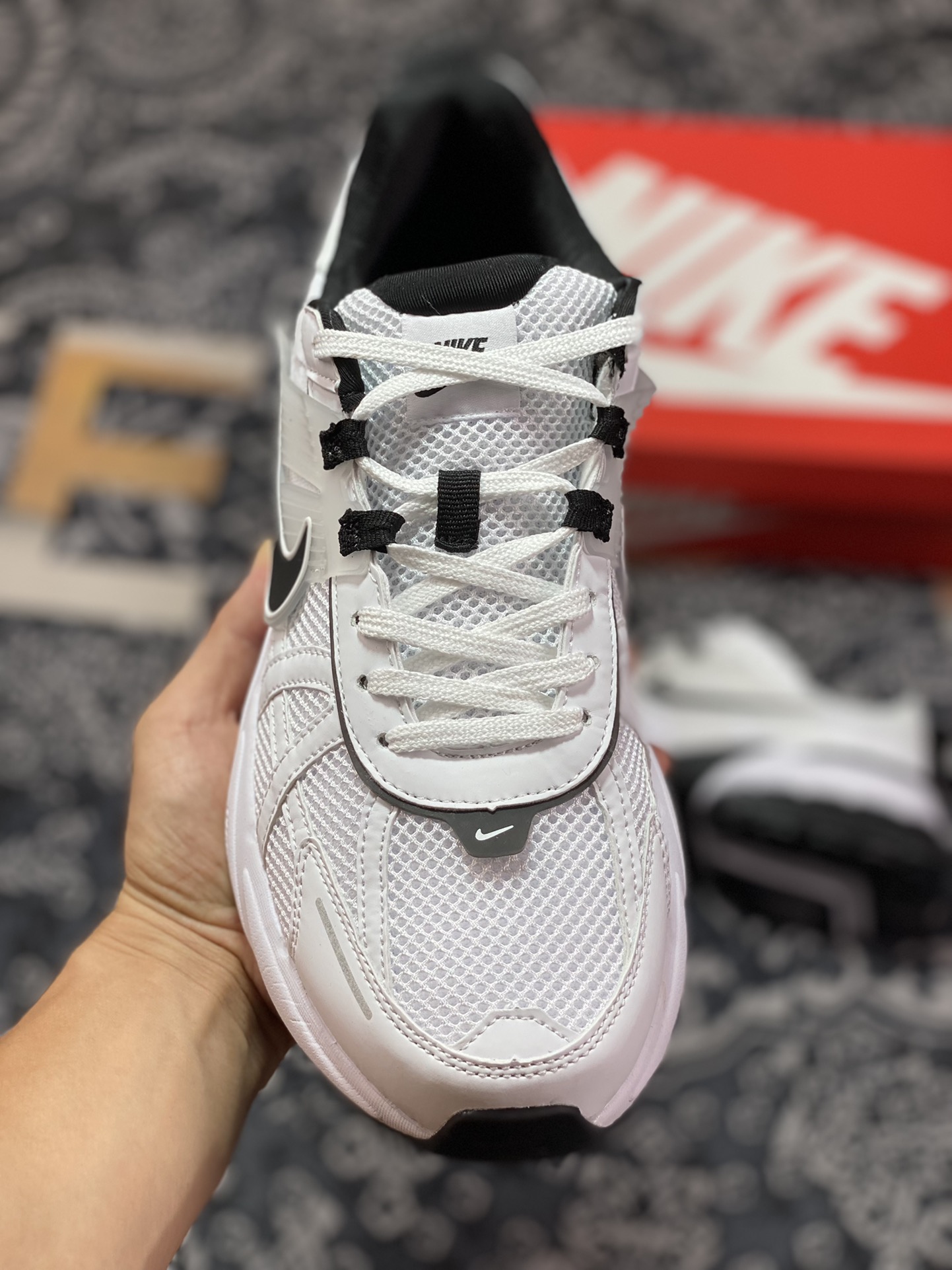 220 Nike Wmns V2K Runtekk Low”White/Black“复古潮系列慢跑鞋“白黑” FD0736-010