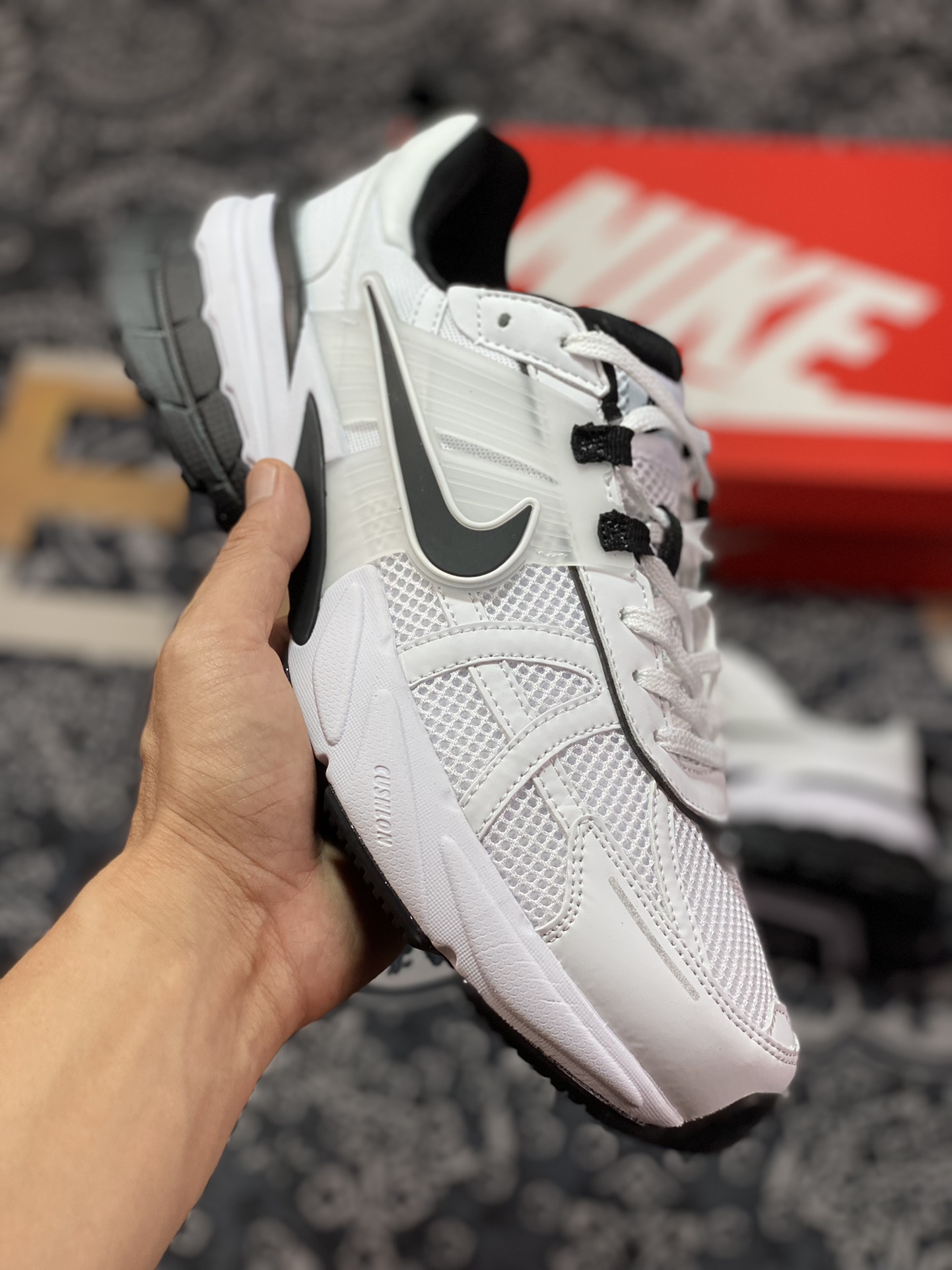 220 Nike Wmns V2K Runtekk Low”White/Black“复古潮系列慢跑鞋“白黑” FD0736-010