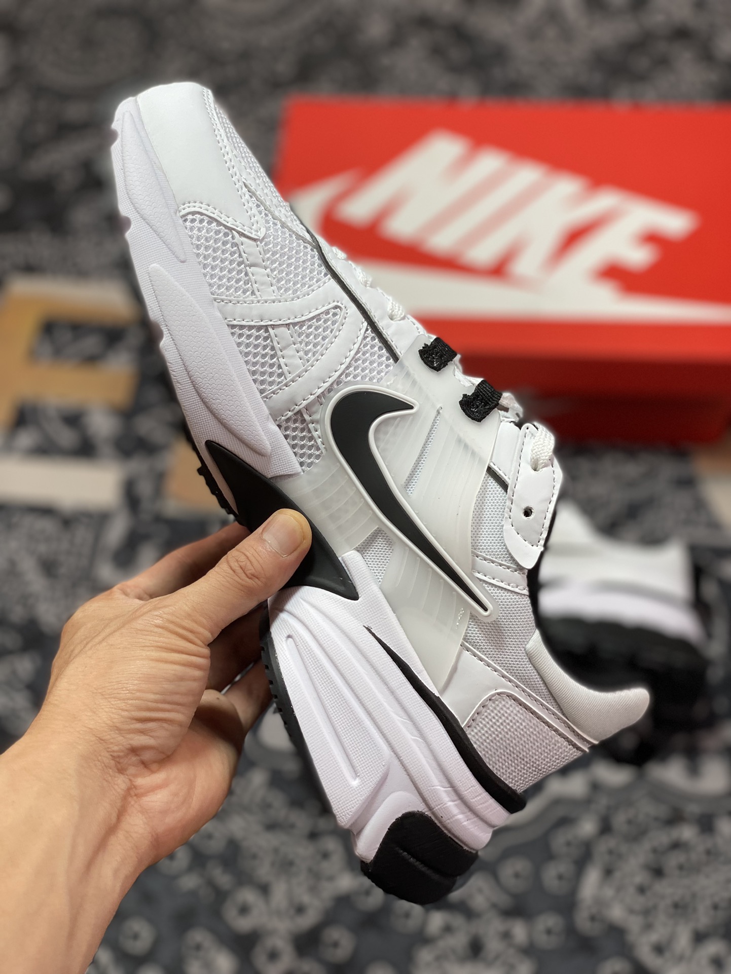 Nike Wmns V2K Runtekk Low ”White/Black” Retro Trend Series Running Shoes ”White and Black” FD0736-010