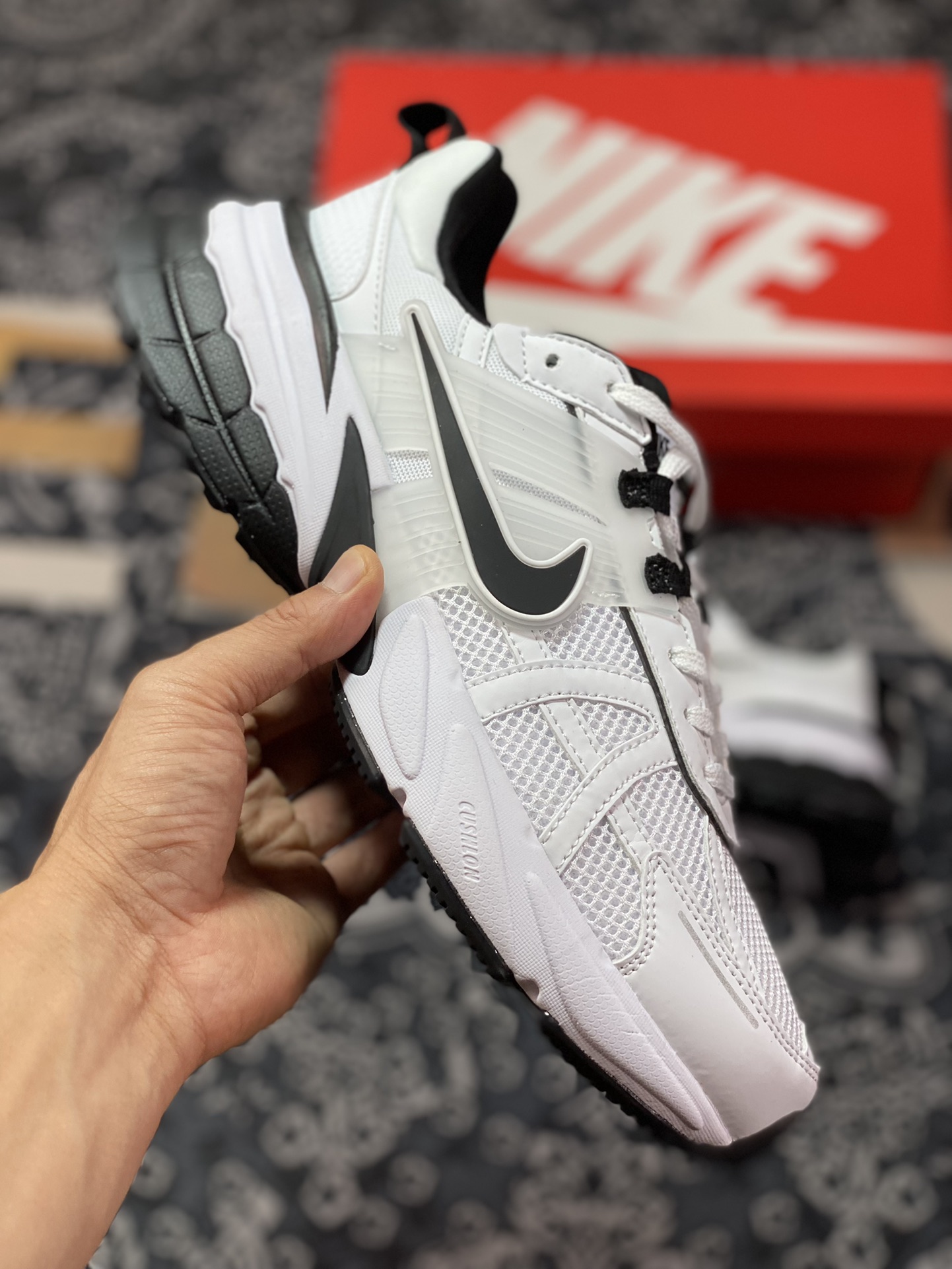 Nike Wmns V2K Runtekk Low ”White/Black” Retro Trend Series Running Shoes ”White and Black” FD0736-010