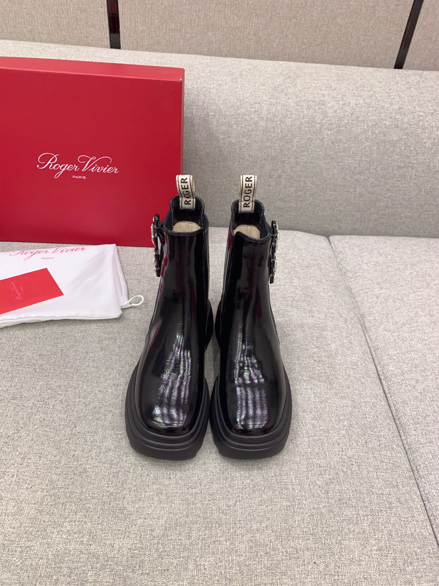 NO:485132,Roger Vivie's newest thick-soled diamond-buckle boots, cool Chelsea ankle boots, easy to create a bold and handsome style without losing Vivia charm, cowhide upper, inner footbed sheepskin, original molded sole, size 35-39 (customized for 40), boots, roger vivier, boots, cowhide, sheepskin19860909Roger Vivie*新款厚底钻扣短靴 酷帅的切尔西踝靴 轻松打造张扬帅气风格 又不失维维亚魅力 鞋面牛皮 内里垫脚羊皮 原版开模大底 尺码35-39（40定做）,靴子,roger vivier,boots,cowhide,sheepskin,Women's Shoes