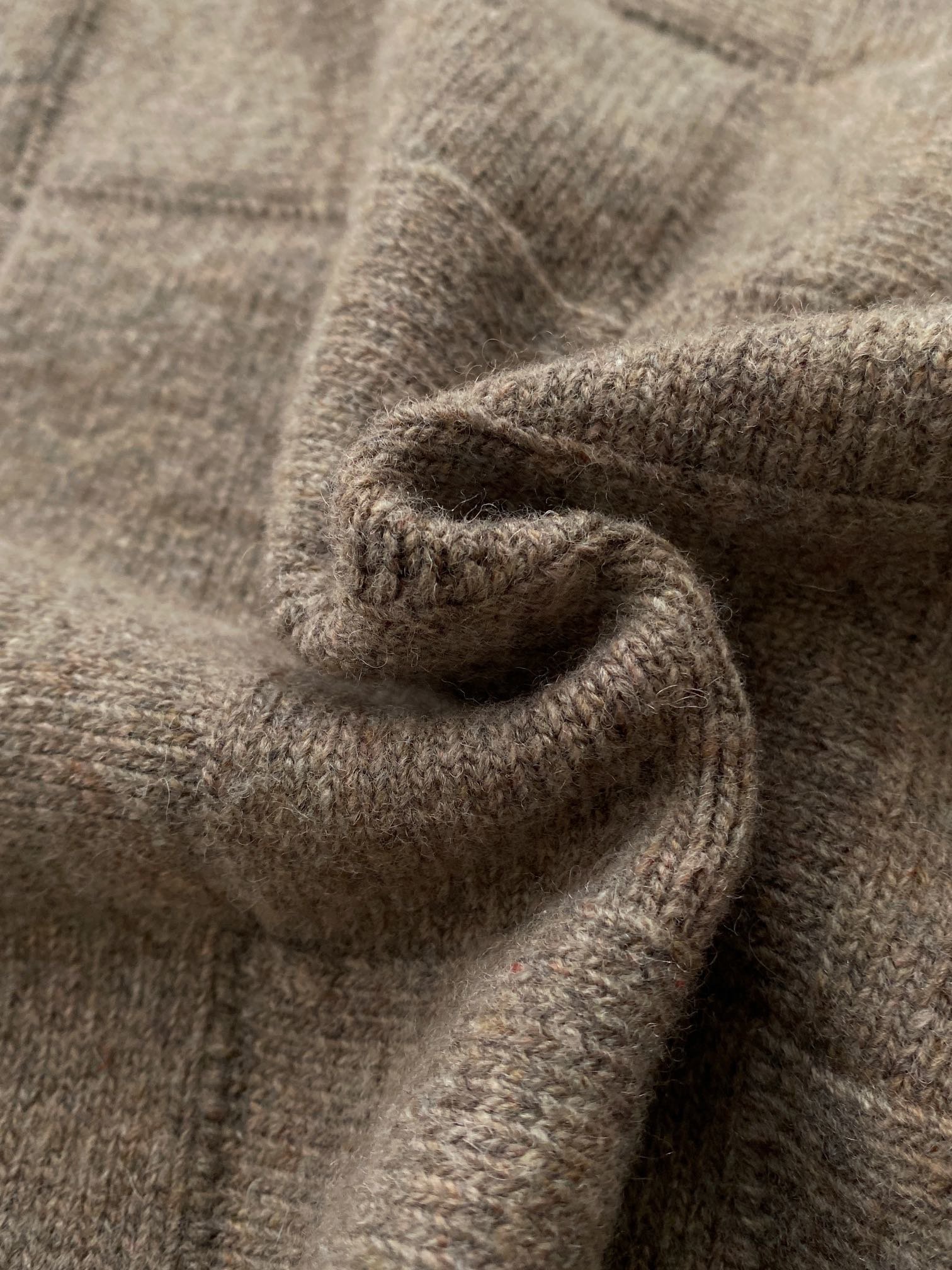 菱格暗纹圆领短款毛衫选用羊毛混纺纱线