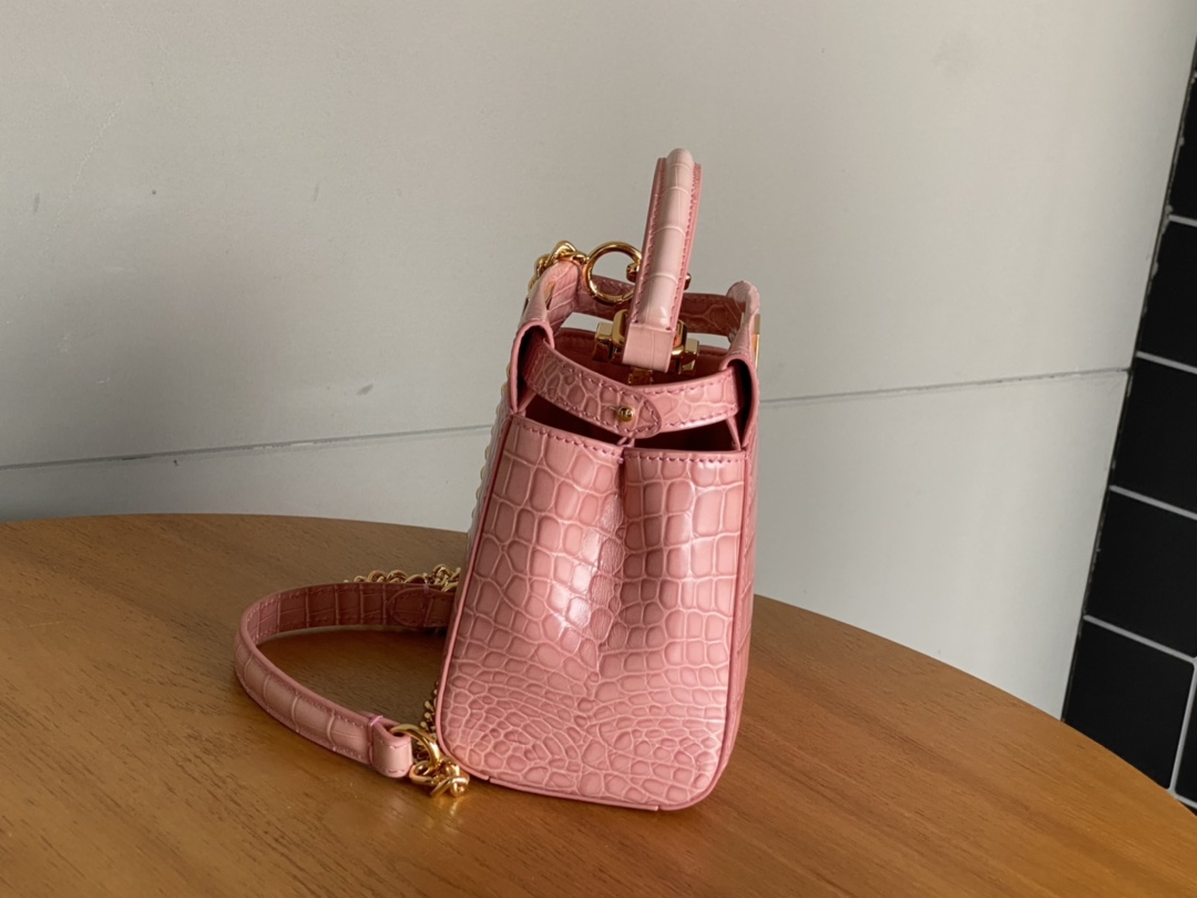 Fendi 980 Fs new peekaboo series small handbag, with internal pockets and iconic twist lock. Single handle and detachable shoulder strap. Made of