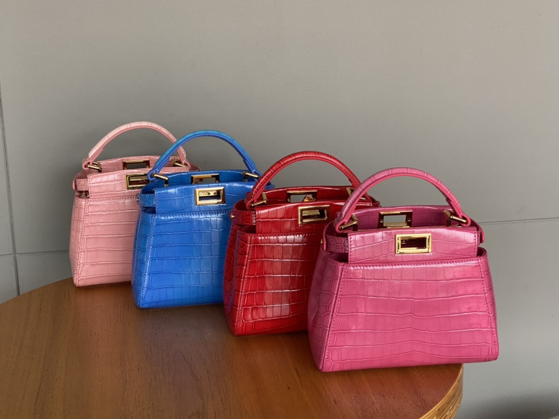 Fendi 980 Fs new peekaboo series small handbag, with internal pockets and iconic twist lock. Single handle and detachable shoulder strap. Made of