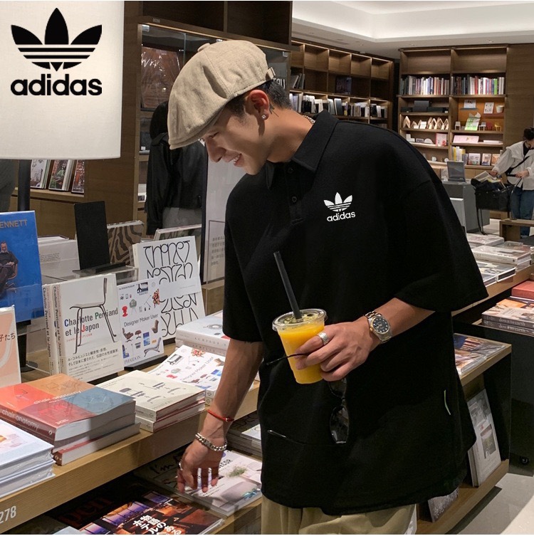 🛒购物价：75💰[原包装吊牌.印花版本]Adidas阿迪达斯三叶草情侣款休闲Polo衫！
中山代工厂出口订单。福利跑量款！
定制进口水洗珠地棉面料柔软细腻，透气排汗效果非常好
胸前印花LOGO精致耐看..特制印花不开裂..不变形
领口袖口定制加厚弹力螺纹，持久不变形，
客供全套辅料，三标齐全
21ss夏季必备款 简单舒适 上身炒鸡好看
颜色：黑色   白色
尺码：M ～4xl