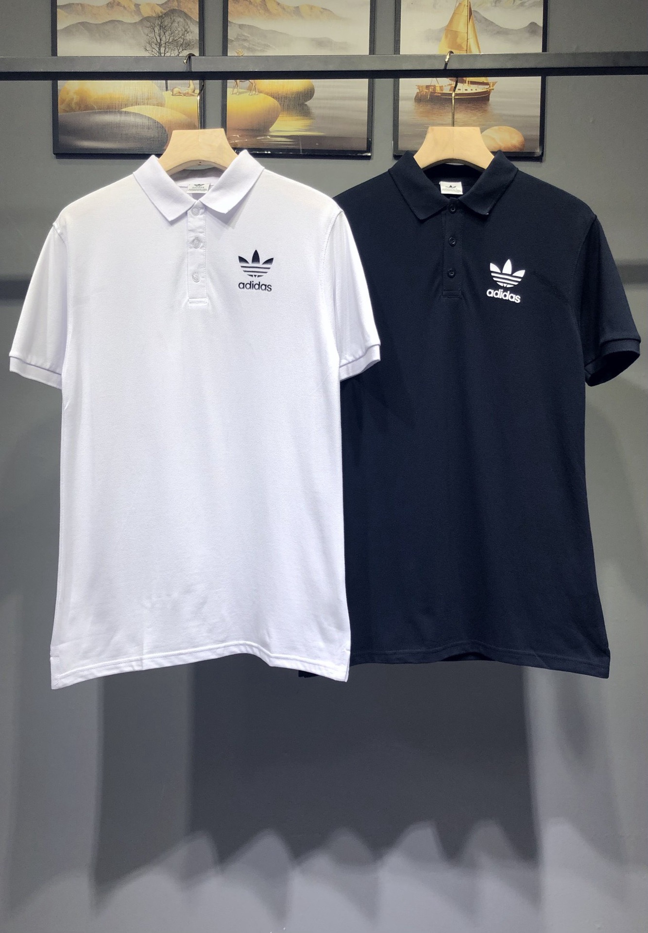 🛒购物价：75💰[原包装吊牌.印花版本]Adidas阿迪达斯三叶草情侣款休闲Polo衫！
中山代工厂出口订单。福利跑量款！
定制进口水洗珠地棉面料柔软细腻，透气排汗效果非常好
胸前印花LOGO精致耐看..特制印花不开裂..不变形
领口袖口定制加厚弹力螺纹，持久不变形，
客供全套辅料，三标齐全
21ss夏季必备款 简单舒适 上身炒鸡好看
颜色：黑色   白色
尺码：M ～4xl