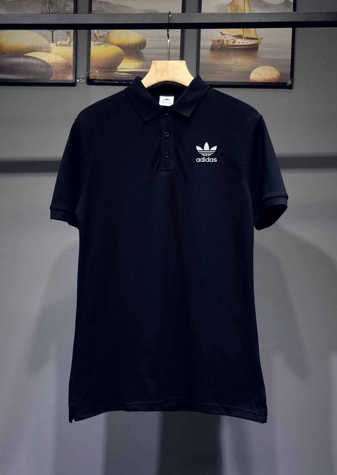 🛒购物价：75💰[原包装吊牌.印花版本]Adidas阿迪达斯三叶草情侣款休闲Polo衫！
中山代工厂出口订单。福利跑量款！
定制进口水洗珠地棉面料柔软细腻，透气排汗效果非常好
胸前印花LOGO精致耐看..特制印花不开裂..不变形
领口袖口定制加厚弹力螺纹，持久不变形，
客供全套辅料，三标齐全
21ss夏季必备款 简单舒适 上身炒鸡好看
颜色：黑色   白色
尺码：M ～4xl