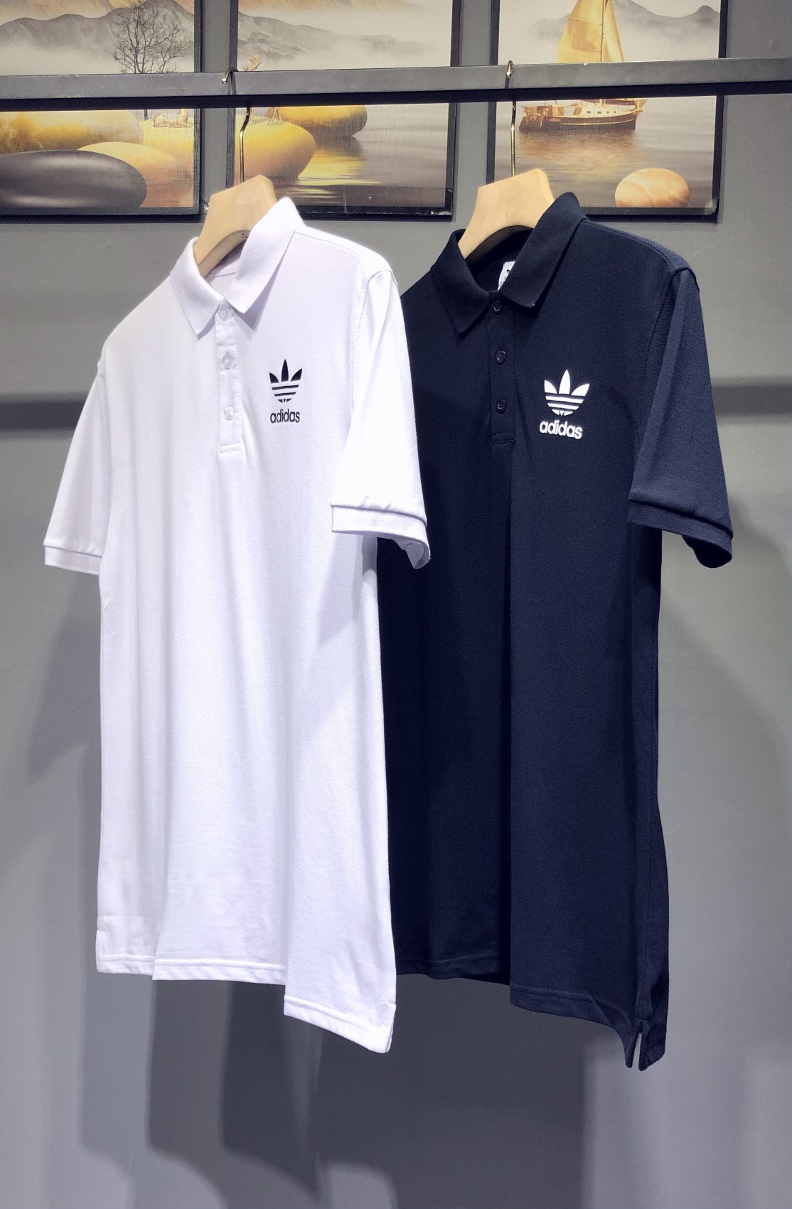 🛒购物价：75💰[原包装吊牌.印花版本]Adidas阿迪达斯三叶草情侣款休闲Polo衫！
中山代工厂出口订单。福利跑量款！
定制进口水洗珠地棉面料柔软细腻，透气排汗效果非常好
胸前印花LOGO精致耐看..特制印花不开裂..不变形
领口袖口定制加厚弹力螺纹，持久不变形，
客供全套辅料，三标齐全
21ss夏季必备款 简单舒适 上身炒鸡好看
颜色：黑色   白色
尺码：M ～4xl