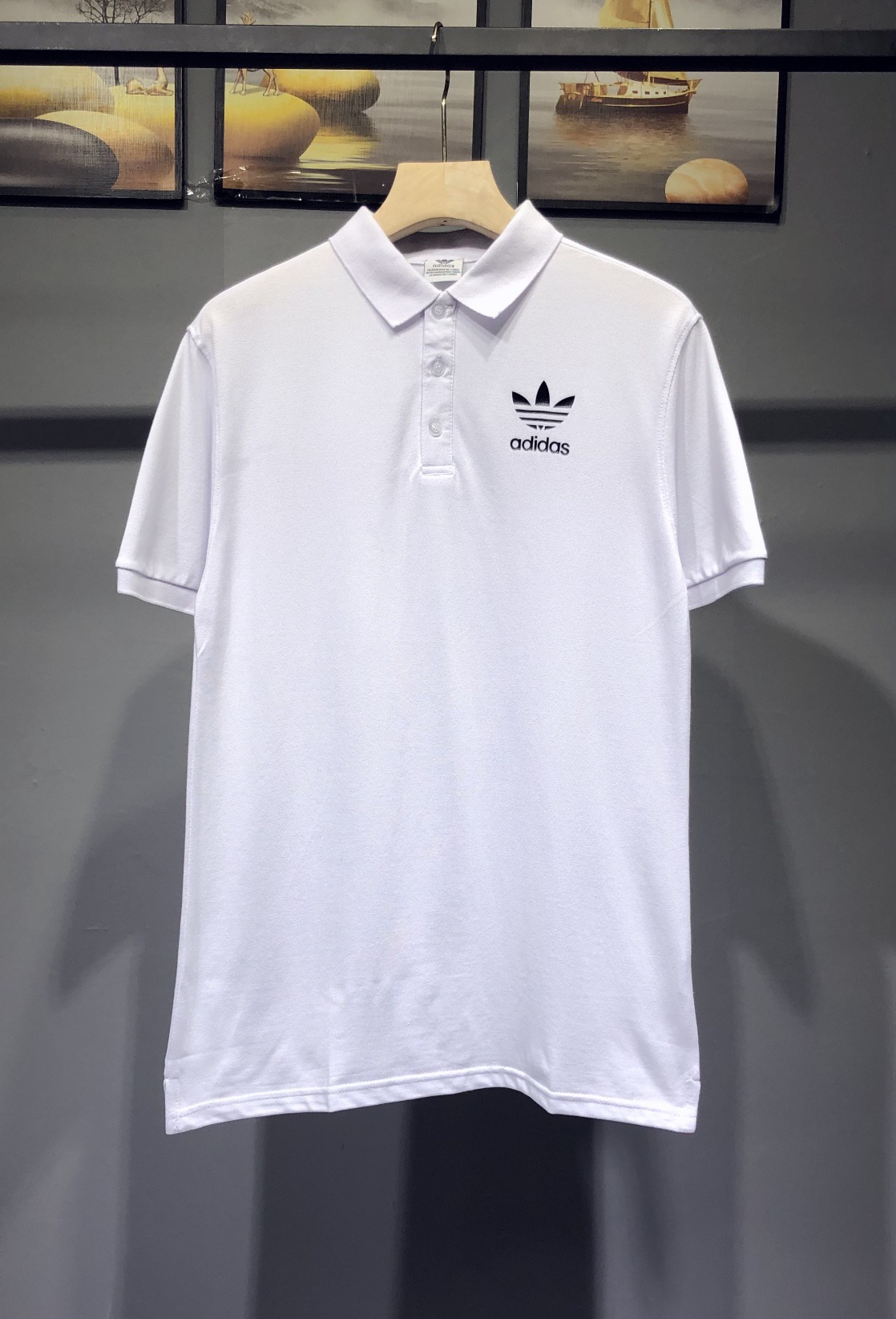 🛒购物价：75💰[原包装吊牌.印花版本]Adidas阿迪达斯三叶草情侣款休闲Polo衫！
中山代工厂出口订单。福利跑量款！
定制进口水洗珠地棉面料柔软细腻，透气排汗效果非常好
胸前印花LOGO精致耐看..特制印花不开裂..不变形
领口袖口定制加厚弹力螺纹，持久不变形，
客供全套辅料，三标齐全
21ss夏季必备款 简单舒适 上身炒鸡好看
颜色：黑色   白色
尺码：M ～4xl