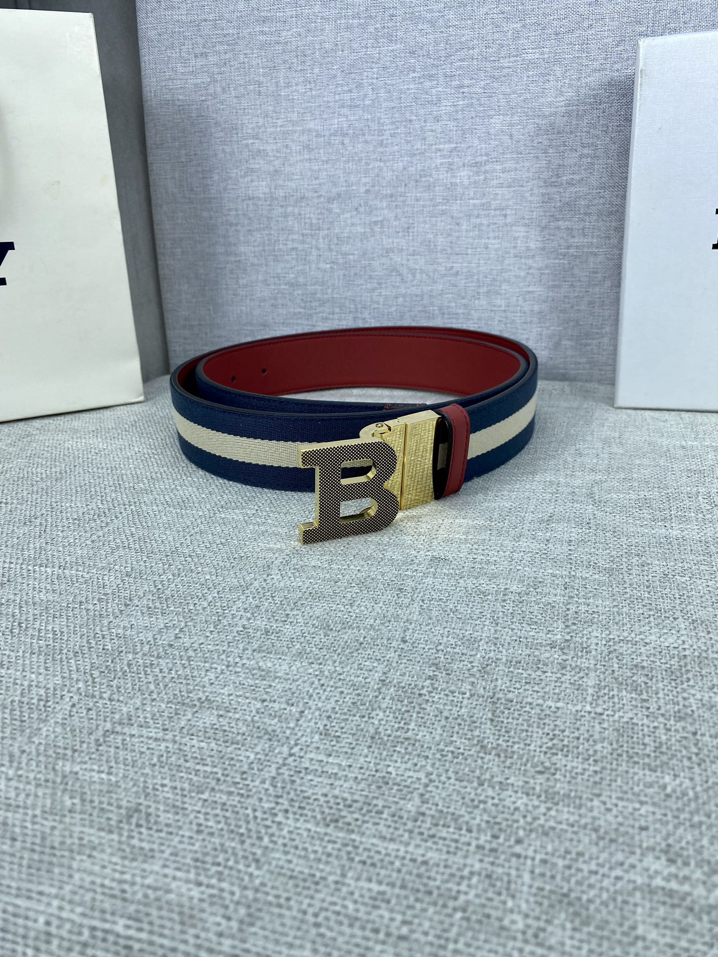 这款BBuckle腰带以合成织物制成