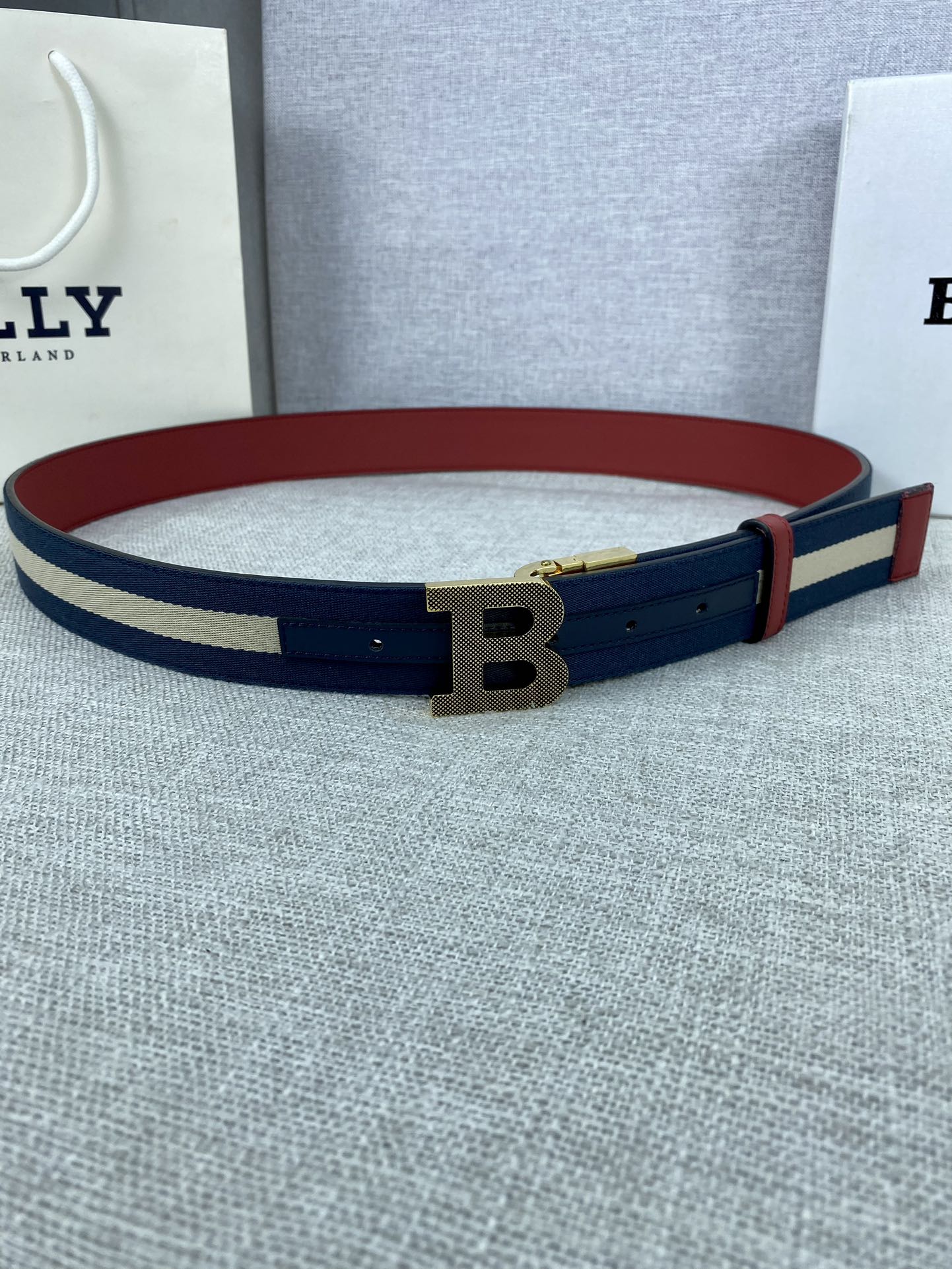 这款BBuckle腰带以合成织物制成