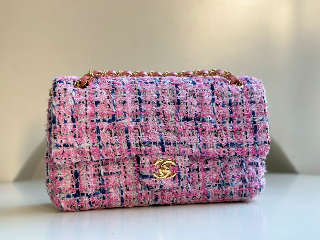Xiaoxiang CHANEL 23P handmade pink shag woven fabric CF looks so good! No girl can refuse her. My heart beats out of control. I was attracted to