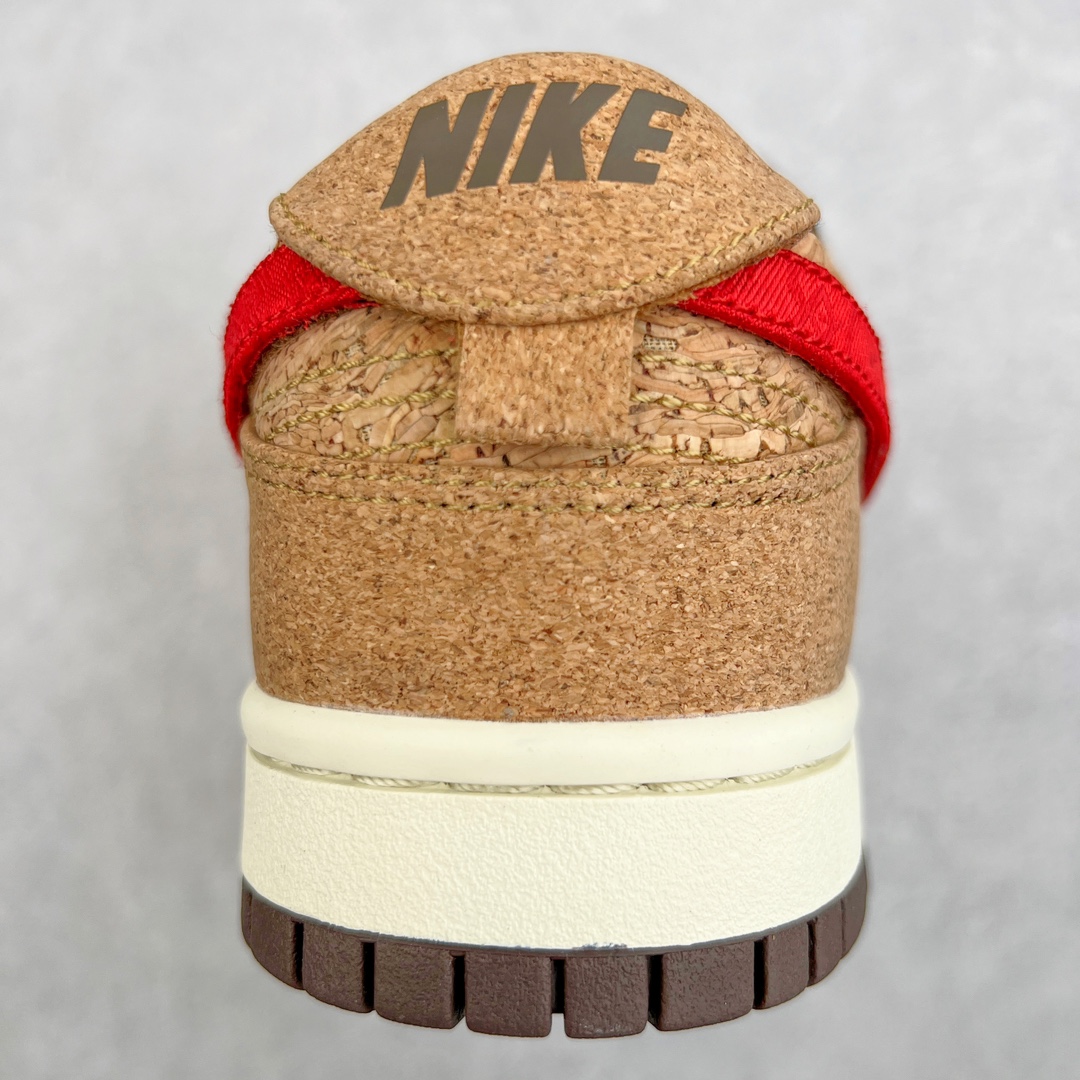 图片[7]-＃AY/GZ纯原福利 Clot x NK SB Dunk Low 20th 联名软木塞换钩 FN0317-121 此次依然选择了 Dunk 鞋型 整双鞋采用软木塞材质打造 带来不俗的视觉效果的同时 同时触感上也与皮革、帆布等常规材质与众不同 鞋后跟位置隐藏了冠希以及 CLOT 的小彩蛋 左脚鞋领内侧印有「贰零零叁 2003」字样 右脚则是「贰零贰叁 2023」字样 代表 CLOT 诞生的 2003 年以及二十周年 2023 年 本次设计上的最大亮点 莫过于附带 6 款以魔术贴制作的 Swoosh 及 3 款鞋带 供随时转换 展现个人风格 尺码：36 36.5 37.5 38 38.5 39 40 40.5 41 42 42.5 43 44 44.5 45 46 47.5-选品中心