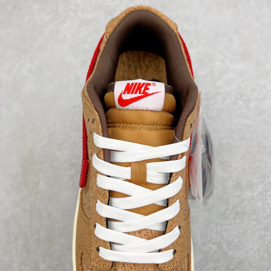 图片[5]-＃AY/GZ纯原福利 Clot x NK SB Dunk Low 20th 联名软木塞换钩 FN0317-121 此次依然选择了 Dunk 鞋型 整双鞋采用软木塞材质打造 带来不俗的视觉效果的同时 同时触感上也与皮革、帆布等常规材质与众不同 鞋后跟位置隐藏了冠希以及 CLOT 的小彩蛋 左脚鞋领内侧印有「贰零零叁 2003」字样 右脚则是「贰零贰叁 2023」字样 代表 CLOT 诞生的 2003 年以及二十周年 2023 年 本次设计上的最大亮点 莫过于附带 6 款以魔术贴制作的 Swoosh 及 3 款鞋带 供随时转换 展现个人风格 尺码：36 36.5 37.5 38 38.5 39 40 40.5 41 42 42.5 43 44 44.5 45 46 47.5-选品中心