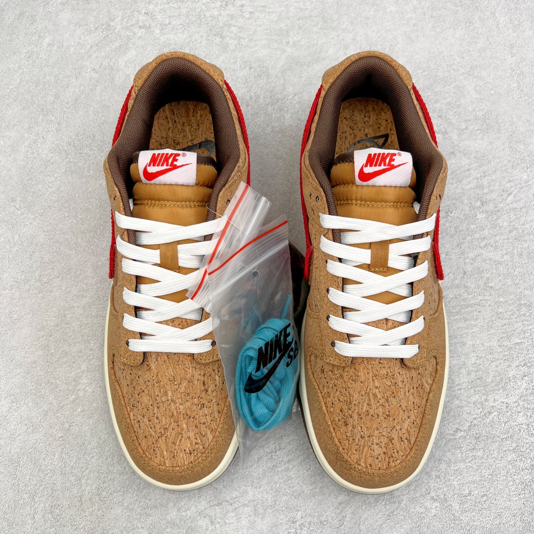 图片[2]-＃AY/GZ纯原福利 Clot x NK SB Dunk Low 20th 联名软木塞换钩 FN0317-121 此次依然选择了 Dunk 鞋型 整双鞋采用软木塞材质打造 带来不俗的视觉效果的同时 同时触感上也与皮革、帆布等常规材质与众不同 鞋后跟位置隐藏了冠希以及 CLOT 的小彩蛋 左脚鞋领内侧印有「贰零零叁 2003」字样 右脚则是「贰零贰叁 2023」字样 代表 CLOT 诞生的 2003 年以及二十周年 2023 年 本次设计上的最大亮点 莫过于附带 6 款以魔术贴制作的 Swoosh 及 3 款鞋带 供随时转换 展现个人风格 尺码：36 36.5 37.5 38 38.5 39 40 40.5 41 42 42.5 43 44 44.5 45 46 47.5-选品中心