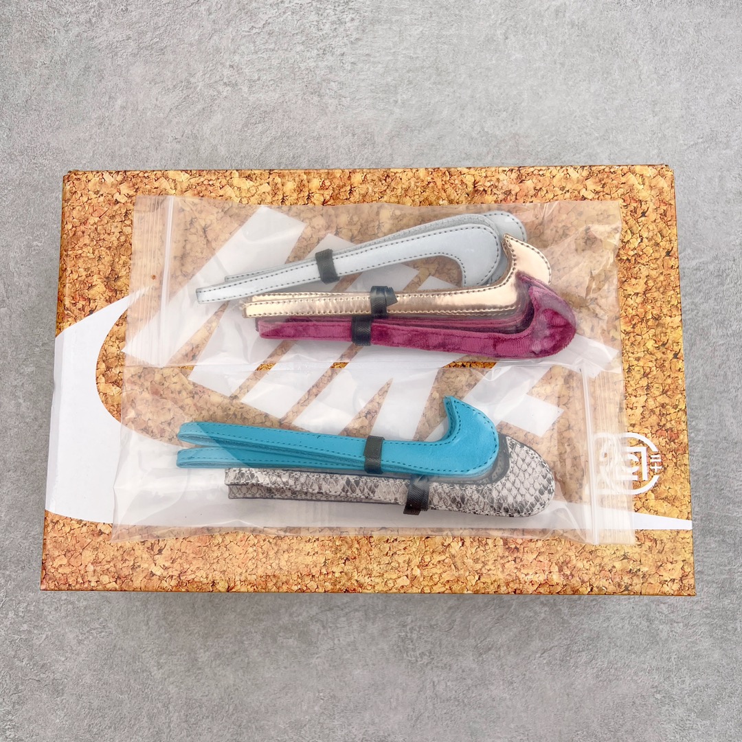 图片[9]-＃AY/GZ纯原福利 Clot x NK SB Dunk Low 20th 联名软木塞换钩 FN0317-121 此次依然选择了 Dunk 鞋型 整双鞋采用软木塞材质打造 带来不俗的视觉效果的同时 同时触感上也与皮革、帆布等常规材质与众不同 鞋后跟位置隐藏了冠希以及 CLOT 的小彩蛋 左脚鞋领内侧印有「贰零零叁 2003」字样 右脚则是「贰零贰叁 2023」字样 代表 CLOT 诞生的 2003 年以及二十周年 2023 年 本次设计上的最大亮点 莫过于附带 6 款以魔术贴制作的 Swoosh 及 3 款鞋带 供随时转换 展现个人风格 尺码：36 36.5 37.5 38 38.5 39 40 40.5 41 42 42.5 43 44 44.5 45 46 47.5-选品中心