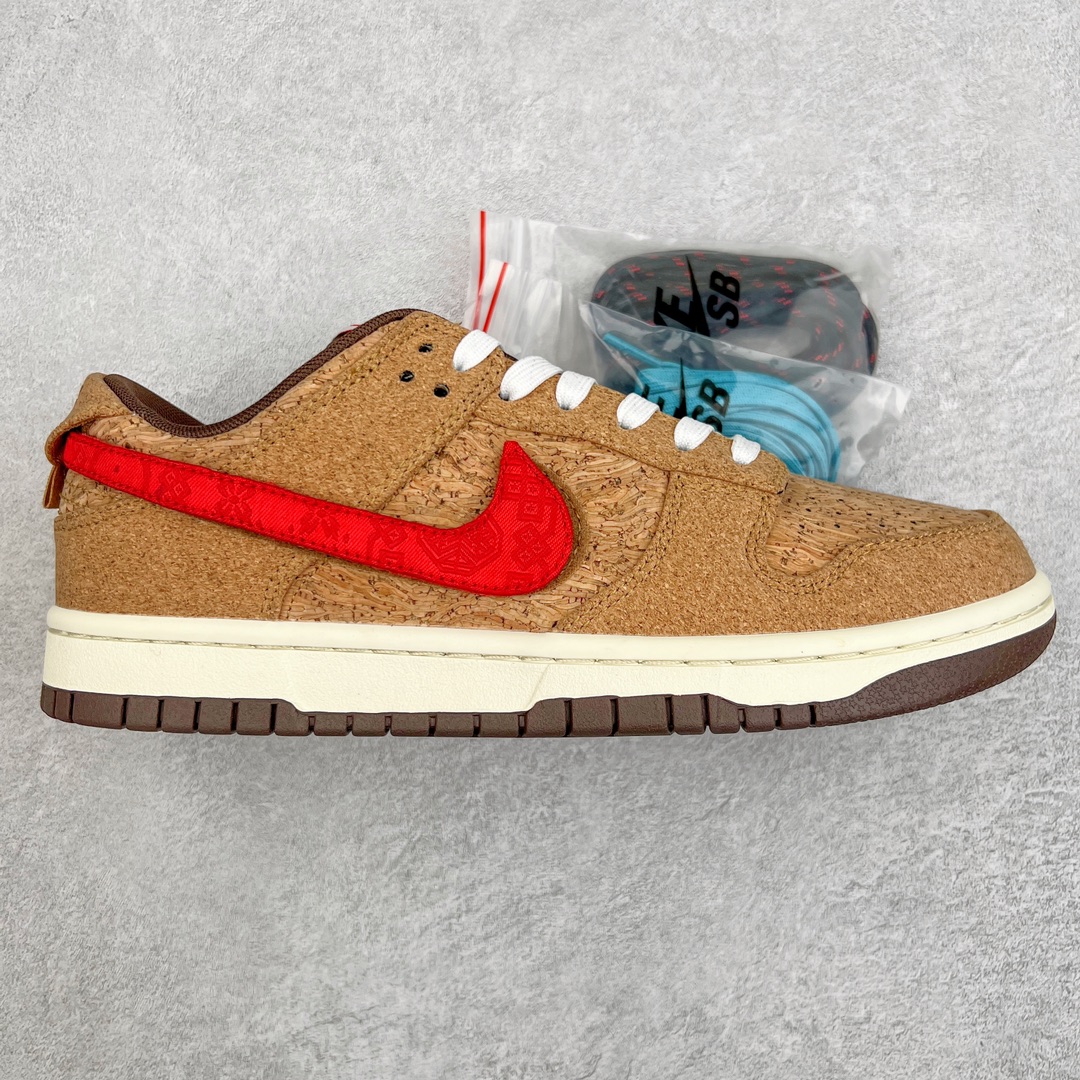 ＃AY/GZ纯原福利 Clot x NK SB Dunk Low 20th 联名软木塞换钩 FN0317-121 此次依然选择了 Dunk 鞋型 整双鞋采用软木塞材质打造 带来不俗的视觉效果的同时 同时触感上也与皮革、帆布等常规材质与众不同 鞋后跟位置隐藏了冠希以及 CLOT 的小彩蛋 左脚鞋领内侧印有「贰零零叁 2003」字样 右脚则是「贰零贰叁 2023」字样 代表 CLOT 诞生的 2003 年以及二十周年 2023 年 本次设计上的最大亮点 莫过于附带 6 款以魔术贴制作的 Swoosh 及 3 款鞋带 供随时转换 展现个人风格 尺码：36 36.5 37.5 38 38.5 39 40 40.5 41 42 42.5 43 44 44.5 45 46 47.5-选品中心