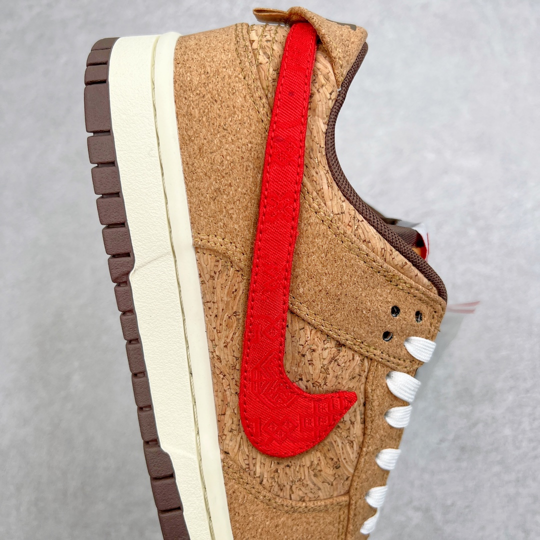 图片[6]-＃AY/GZ纯原福利 Clot x NK SB Dunk Low 20th 联名软木塞换钩 FN0317-121 此次依然选择了 Dunk 鞋型 整双鞋采用软木塞材质打造 带来不俗的视觉效果的同时 同时触感上也与皮革、帆布等常规材质与众不同 鞋后跟位置隐藏了冠希以及 CLOT 的小彩蛋 左脚鞋领内侧印有「贰零零叁 2003」字样 右脚则是「贰零贰叁 2023」字样 代表 CLOT 诞生的 2003 年以及二十周年 2023 年 本次设计上的最大亮点 莫过于附带 6 款以魔术贴制作的 Swoosh 及 3 款鞋带 供随时转换 展现个人风格 尺码：36 36.5 37.5 38 38.5 39 40 40.5 41 42 42.5 43 44 44.5 45 46 47.5-选品中心