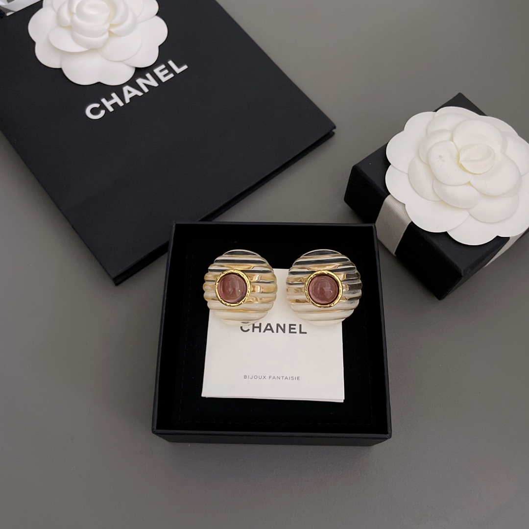 NO:895736,88200【Fragrant transparent contrasting color ear clips】Middle-aged style!  Highly recommended!  'Fashion is fleeting, style lasts forever' This is the charm of Vintage!  This sentence can be met but cannot be sought. This sentence is used in Ch@nel  The Vintage series is perfect. Although Z is a 'second-hand product', it does not mean that it is old or outdated. On the contrary, it embodies a mature and timeless classic charm. In other words, it is a retro jewelry that can be worn before, can be worn now, and can be worn in the future. So, generally  When I encounter a Vintage style that I like, I will definitely collect it without saying a word. Moreover, just like an investment, Vintage has steadily appreciated in value. It is so worth owning. [witty][witty][witty] Such a strong retro style seems to be particularly endowed with a modern sense of fashion now!  ,,Cardia high-end jewelry1986090988200【香透明撞色耳夹】中古款！非常推荐！“流行稍纵即逝,风格永存”这就是Vintage的魅力！可遇而不可求这句话用在Ch@nel Vintage系列上是再合适不过了,Z虽然是”二手货“,它并不代表陈旧,或者过时,相反,体现的是一种成熟的、历时不变的经典魅力,换句话说就是以前能佩戴,现在佩戴,将来还能佩戴的复古饰品.So,一般遇到我喜欢的Vintage款式,二话不说,绝对会收藏,而且,就像投资一样,稳健升值的Vintage,你太值得拥有了[机智][机智][机智]这样一股浓烈的复古风,在现在看来确是特别得赋有现代的时尚感！,,卡迪亚高端饰品,Jewelry