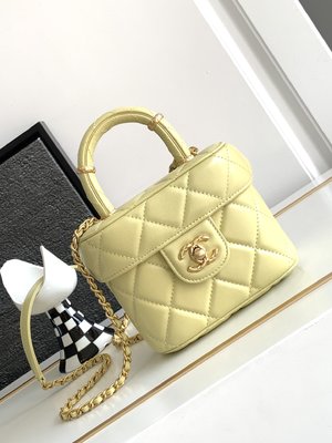 Fashion Designer Chanel Classic Flap Bag Perfect Crossbody & Shoulder Bags Yellow Lambskin Sheepskin Spring/Summer Collection Vintage