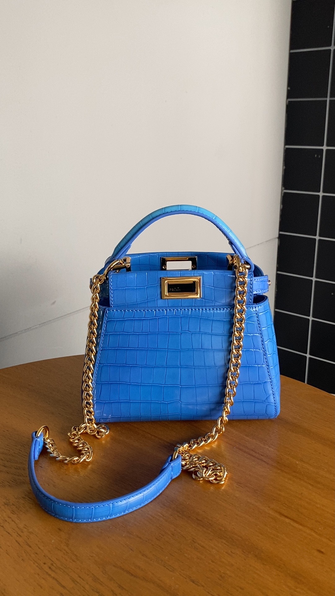 Fendi F's new small handbag has internal pockets and signature twist lock. Single handle and detachable shoulder strap. Made of imported cowhide