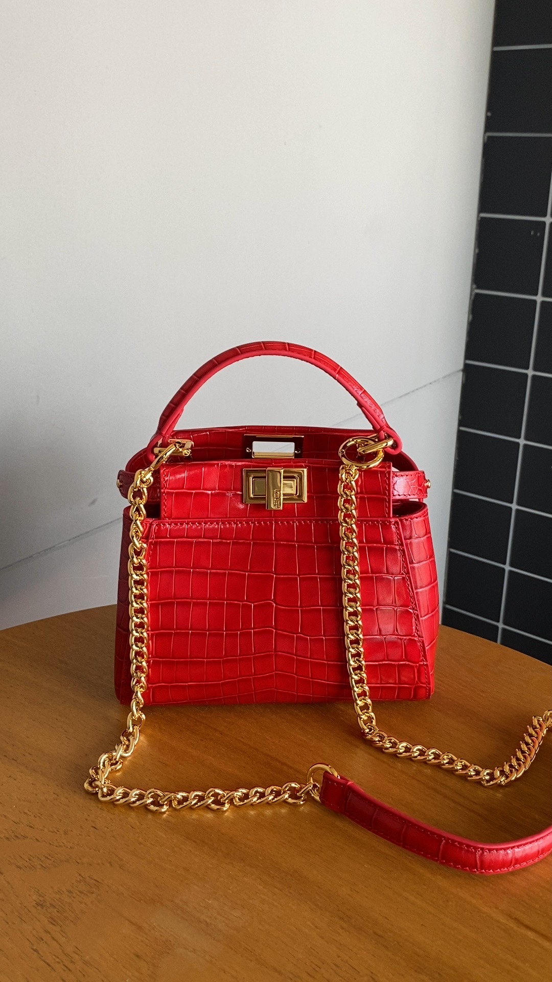 Fendi Fs new small handbag has internal pockets and signature twist lock. Single handle and detachable shoulder strap. Made of imported cowhide a