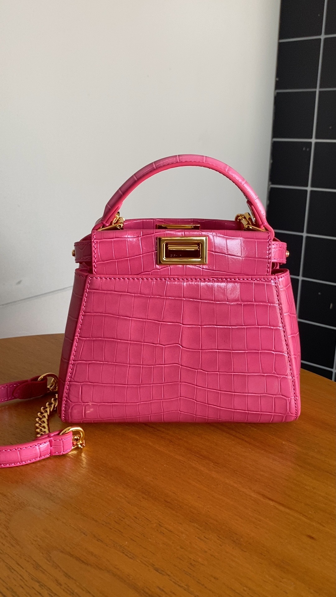 Fendi Fs new small handbag has internal pockets and signature twist lock. Single handle and detachable shoulder strap. Made of imported cowhide a
