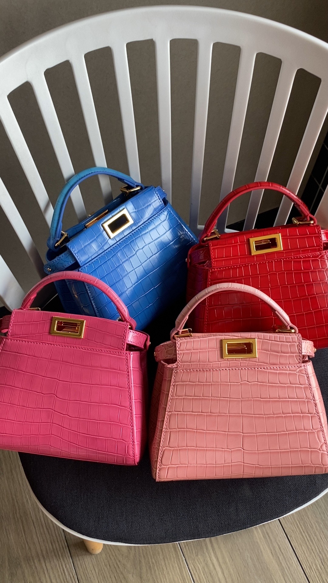 Fendi 980 Fs new peekaboo series small handbag, with internal pockets and iconic twist lock. Single handle and detachable shoulder strap. Made of