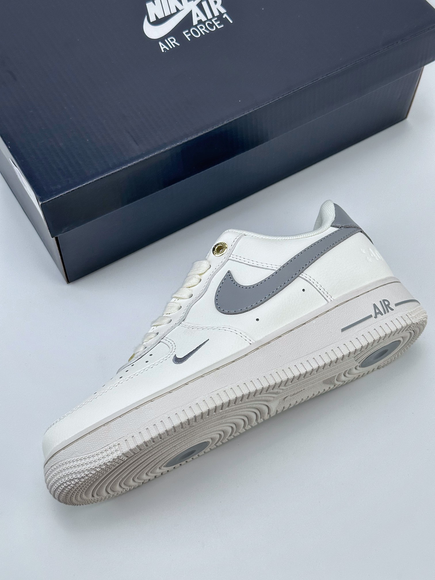 220 Nike Air Force 1 Low 07 40周年白灰小勾 DQ7658-106